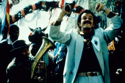 Kopaszkutya Kett� + Macska-Jaj a filmklubban - December m�sodik het�n, folytatjuk, a szerb film fenegyereke EMIR KUSTURICA filmjeib�l �ssze�ll�tott v�logat�sunkat, szinte a megszokott id�ben 19:30 �r�t�l.El�tte, viszont 18 �r�t�l egy special�t�ssal szeretn�nk kedveskedni azoknak, akik szeretik a bluest: A 2011-es 'KOPASZKUTYA KETT�' december 8.�n vet�t�dik a magyarorsz�gi mozikban, Filmklubunk is ezen a napon mutatja be a filmet a t�bbi mozival �s filmklubbal egyid�ben.A els� Kopaszkutya, Szomjas Gy�rgy 1981-ben, harminc �vvel ezel�tt k�sz�lt kultuszfilmje egy rockzenekar t�rt�net�t mes�li el, akik azt tal�lj�k ki, hogy 'lemennek kuty�ba'.A vet�t�sre ker�lend� m�sodik r�sz f�szerepl�i&nbsp; Hob�, De�k Bill, P�ka Egon ma is sz�npadon vannak, ami harminc �v ut�n nem kis dolog. Dalaik, a film dalai, folkl�rr� v�ltak. A Kopaszkutya kett� a h�rom f�szerepl�t k�veti, mag�n�let�kbe is bepillantva, id�nk�nt fikci�s elemeket is felhaszn�lva. Riportokban �s sztoriz�sban id�zik meg a harminc �vet, ami alatt �tjuk hol sz�tv�lt, hol �jra �sszekapcsol�dott.B�vebb inf�kat a http://www.kopaszkutyaketto.hu/ oldalon tal�lhatunk.Visszat�rve a rutinos vet�t�shez, az 1998-as 'MACSKA-JAJ' (Crna ma�ka, beli ma�or) c�m� jugoszl�v-francia-n�met v�gj�t�k k�vetkezik 127 percben, EMIR KUSTURICA rendez�s�ben.Grga Pitic - a cig�ny keresztapa �s szem�tdombkir�ly - �s Zarije, egy cement�zem b�szke tulajdonosa, r�gi j� bar�tok, b�r vagy 25 �ve nem tal�lkoztak. A m�r nyolcvanas �veiket tapos�, betegs�gekkel k�szk�d� k�t zsiv�ny k�lcs�n�s tiszteletben �lt �t egy�tt b�nt �s b�nh�d�st. Zarije fia, Matko, a semmirekell� naplop�, mivel saj�t apj�t nem meri megk�rni, Grg�t�l k�r p�nzt k�lcs�n egy vonatrakom�ny benzin megszerz�s�re. Matko, sikeres tr�kkj�n felbuzdulva felaj�nlja Dadan Karambol�nak, a cig�ny gengszterek k�b�t�szeres kir�ly�nak, hogy beveszi a benzinbuliba. A g�tl�stalan Dadan azonban becsapja, �gy nincs m�s v�laszt�sa, mint elfogadni Dadan k�rp�tl�si k�r�s�t, vagyis hogy hozz�adja fi�t, Zar�t Dadan h�g�hoz, Afrodit�hoz.Ez tipikusan az a film, amire csak annyit lehet mondani: �gy j�, ahogy van, v�ltozatosak, kidolgozottak, esetenk�nt kell�en r�hejesek a figur�k, a cig�nyok vil�g�t nem ismer�k sz�m�ra tal�n kiss� groteszk, de mindenk�ppen �rdekes �s eredeti a t�rt�net, pr�m�n nyomja a hangulatot a d�lszl�v zene, ami v�gigk�s�ri az eg�szet, �s hars�ny r�h�g�s szinte minden jelenet, olyan helyzetkomikumok j�nnek el�, amiket m�shol ritk�n... sz�val tess�k megn�zni, minden�ron.A film t�bb Velencei Filmfesztiv�l �s Eur�pai Filmakad�mia d�jat nyert.