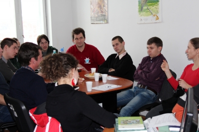 II. Z�ldtal�lka - �sszefoglal� - 2012.01.21.-�n Sepsiszentgy�rgy�n m�sodik alkalommal ker�lt megrendez�sre a sz�kelyf�ldi k�rnyezetv�delmi szervezetek tal�lkoz�ja a Vinca Minor Egyes�let szervez�s�ben, melynek c�lja a civil szervezetek k�z�tti egy�ttm�k�d�s meger�s�t�se.A tal�lkoz� alkalm�val a r�sztvev� szervezetek ismertett�k aktu�lis programjaikat illetve a 2012-ben tervezett tev�kenys�geiket, melynek c�lja az egy�ttm�k�d�si lehet�s�gek felt�r�sa �s el�seg�t�se volt. Az �v folyam�n sz�mos olyan k�rnyezetv�delmi program ker�l majd megszervez�sre, melyben a r�sztvev� szervezetek egy�tt tudnak dolgozni �s seg�teni tudj�k egym�s munk�j�t.Az egyes szervezetek k�pvisel�i ez alkalommal is szorgalmazt�k tov�bbi r�gi�beli k�rnyezetv�delmi szervezet bevon�s�t a kezdem�nyez�sbe. A jelenl�v�k lesz�gezt�k a k�vetkez� tal�lkoz� id�pontj�t, mely m�rcius utols� h�tv�g�j�n K�zdiv�s�rhelyen a Tavaszi Z�ld Napok III keret�n bel�l lesz megszervezve.Tov�bbi inform�ci�k ig�nyelhet�k az al�bbi szervezetekt�l:Vinca Minor Egyes�letZ�ld KlubZ�ld Sz�kelyF�ld Egyes�letZ�ld Nap Egyes�letH�romsz�ki EKEJaxtreme Sportklub