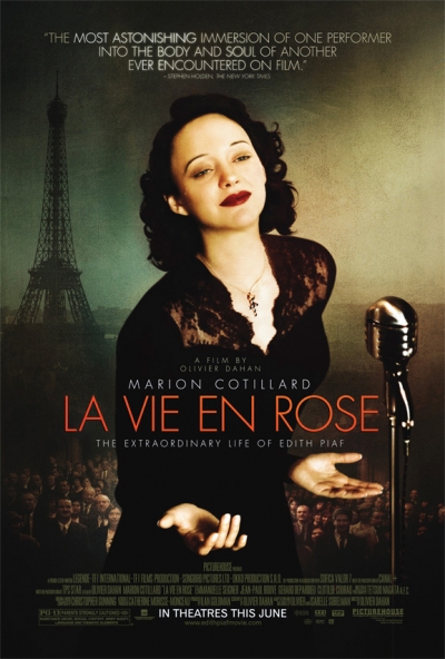 Piaf és A Tribute to Edith Piaf: Live at Montreux 2004 a Filmklubban - Februári programunkat francia és francia koprodukció filmekből állítottuk össze.A hónap első vetítése, csütörtökön este 19 órától, a sanzon királynőjének Edith Piaf-nak az életét mutatja be. A film címe 'La Môme (La Vie En Rose), (Piaf)', 2007-es francia-angol-cseh filmdráma, 135 perc, Olivier Dahan rendezésében.Kevesen tudják, hogy a sztár életében milyen személyes dráma húzódott meg a csillogás hátterében. A szülei alkoholisták voltak, a nagyanyja nevelte a kislányt. Az egyik bordélyházban nőtt fel, és az utcán énekelt és koldult, hogy éhen ne haljon. Az egyik párizsi varieté igazgatója figyelt fel a törékeny teremtésre és megnyitotta előtte a színpadra vezető utat. Néhány év leforgása alatt az egész világ Piaf lábai előtt hevert. Boldogsága nem lehetett teljes, a szerelme tragikus körülmények között meghalt. Az énekesnő az alkoholhoz és a droghoz menekült.Olivier Dahan rendező történetmesélésében nagy ívet fog át, hiszen a korai gyermeki évektől egészen élete alkonyáig mutatja be az énekesnőt, és teszi mindezt vad időbeli ugrásokkal, elsősorban a pálya és a magánélet nagy fordulataira koncentrálva. A film egy vad, szegénységben felnőtt, de aztán képességei által felemelkedett nőt mutat, aki azonban bármilyen pompában is élhette élete javát, mégis csak borzasztó rövid ideig lehetett boldog. Ezt a szomorúságot pedig kiválóan adja vissza Marion Cotillard játéka.A film után 'A Tribute to Edith Piaf: Live at Montreux 2004' koncertvideót vetítjük 80 percben, Piaf dalok külömböző előadók meg egy jazz quartet kiséretében.Ingyenes, mindenkit szeretettel várunk!