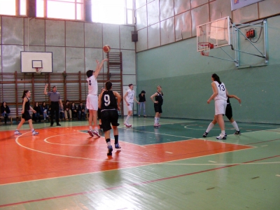 Rm-Vilcea - KSE 60-84 B oszt�lyos n�i kos�rlabda - Rm-Vilcea - KSE 60-84 (16-17;20-21;14-22;10-23)J�tszottak: L�n�rt Paula 37p, Cioaca Daniela 15p (1x3), Jakab �gnes 12p, Domokos R�ka 6p, Debreczi Iring� 10p, Chirila Ana 4p, Rendy R�ka, edz� Luiza Voinea.Az idei szezon legjobb j�t�k�val rukkolt el� a KSE B oszt�lyos l�ny csapata Rm-Vilcean. Ezen a tal�lkoz�n bemutatkozott a KSE k�t �j szerzem�nye is a bukaresti Rapid volt j�t�kosa Cioaca Daniela �s a brass�i 195 cm magas center Chirila Ana (ex. Gyulafeh�rv�r, Arad, Rm-Vilcea). Az �j l�nyok remek szerzem�nyeknek bizonyultak. Am�g Cioaca Danila ir�ny�t� poszton remekelt �s asistjaival hozta helyzetbe csapatt�rsait, addig Ana Chirila a kos�r alatti l�pattan�ival seg�tette a csapatat.Az els� k�t negyedben a csapatok fej fej mellett haladtak, �m a harmadik negyedt�l a KSE �tvette az ir�ny�t�st �s magabiztosan 24 pontos el�nnyel nyerte meg a tal�lkoz�t.A m�rk�z�s legjobb j�t�kosa a 37 pontot dob� L�n�rt Paula volt.A k�vetkez� fordul�ban febru�r 25-�n szombaton a KSE hazai p�ly�n a t�bb ifj�s�gi bajnoki c�mmel rendelkez� kolozsv�ri MC Sport mag�n klub&nbsp; csapat�t l�tja vend�g�l. Ez a t�lak�z� �rdekesnek �g�rkezik - t�bb U18-as �s U16-os ifiv�logatott j�t�kos lesz l�that� a parkett�n mindk�t csapatb�l.