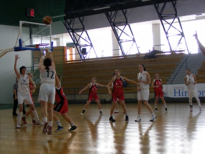 Nyert a KSE B oszt�lyos l�ny csapata a Kolozsv�ri MC Sport-tal szemben - Szombaton a k�zd�vas�rhelyi Sportcsarnokban a KSE B oszt�lyos l�ny csapata a t�bbsz�r�s ifj�s�gi bajnoki c�mmel rendelkez� kolozsv�ri Mc Sport csapatat fogadta. A tov�bbra is remek form�ban j�tsz� KSE j�l kezdte a tal�lkoz�t mar az els� percekt�l �tvette a vezet�st a tabell�n.
 A sz�netig m�g el�g szoros volt a tal�lkoz�, azt�n a harmadik negyedt�l a KSE f�lp�rgette a j�t�kot �s magabiztosan megnyerte a tal�lkoz�t. A k�t �j idegenl�gi�s Cioaca Daniela �s Chirila Ana ez�ttal is j�l teljes�tettek �s remek �tad�sokkal seg�tett�k fiatalabb csapatt�rsaikat.
 A k�vetkez� fordul�ban a KSE megyei rangad�t j�tszik a Sepsiszentgy�rgy-i Bball ellen.KSE - Kolozsv�ri MC Sport 65-55 (18-13;14-16;14-11;19-15)J�tszottak: L�n�rt Paula 26 p, Debreczi Iring� 12p, Demeter Hanna 8p, Cioaca Daniela 7(2x3)p, Chirila Ana 6p, Jakab �gnes 2p , Domokos R�ka 4p, Rendy R�ka, Cs�ki Barbara, K�szoni Bogl�rka, edz� Luiza Voinea.