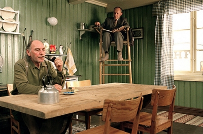 Dalok a konyh�b�l - a Filmklubban + Goldfrap koncert - M�rcius 15.-�n a Filmklubban ker�l vet�t�sre a 'Dalok a konyh�b�l' (Salmer fra kjokkenet) 2003-as norv�g filmszat�ra, 91 perc.Folke egy sv�d otthonkutat� int�zet alkalmazottja. Az int�zet c�lja, hogy megk�nny�tse a h�zi - els�sorban a konyhai - munk�kat az egyed�l�ll� norv�g f�rfiak sz�m�ra. Folke megfigyelt alanya a mag�nyosan, mindent�l �s mindenkit�l elszigetelten �l� gazd�lkod�, Isak. A k�t f�rfi k�z�tt bar�ts�g sz�v�dik, mely nem csup�n a zord k�r�lm�nyekt�l, de saj�t mag�nyoss�gukt�l is megv�di �ket. A m�k�s, burleszkszer� jelenetek, sz�rre�lis helyzetkomikumok sora ellen�re Bent Hamer filmje nem h�gvelej� v�gj�t�k, mivel felh�vja a figyelmet a felel�ss�gre, mellyel embert�rsaink�rt tartozunk.'Hamer mindig is a szenvtelen angol humor mestere volt, �m a Dalok a konyh�b�l egyed�l�ll� v�gj�t�krendez�v� avatta. Ahogy a nagy komikusokhoz illik, m�k�s jelenteivel nem csup�n nevettet, hanem elgondolkodtat.' (Steve Gravestock)A filmet rendezte Bent Hamer,&nbsp; f�szerepl�k Tomas Norstr�m (Folke Nilsson) �s Joachim Calmeyer (Isak Bjornsson).Film ut�n 'Goldfrapp - Wonderful Electric' (2001 / 2004) koncertet vet�tj�k.
