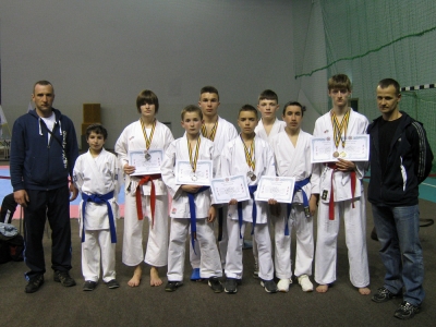 Sikeres k�zdiv�s�rhelyi karat�k�k - M�rcius 10.-�n, szombaton, Izvorani adott otthont az orsz�gos shito-ryu karate bajnoks�gnak. Itt a st�lus �sszes karate klubja r�szt vett Rom�ni�b�l.K�zdiv�s�rhelyet a Sporting Budo Karate Klub nyolc versenyz�vel k�pviselte, a k�t pr�b�ban �sszesen nyolc �rmet siker�lt szerezni, kata (formagyakorlat) �s kumite (k�zdelem) versenysz�mokban. A k�zdiv�s�rhelyi karat�k�k 1 arany-, 4 ez�st-, �s 3 bronz�remmel t�rtek haza.Borb�th Henrik ifj�s�gi koroszt�lyban (55 kg): kumite arany �rem, kata bronz�remSomai L�szl� ifj�s�gi koroszt�lyban (65 kg): kumite bronz �rem, kata ez�st �remG�l Ott� kadett koroszt�lyban (45 kg): kumite ez�st-, kata bronz �remMoln�r J�lia ifj�s�gi koroszt�lyban (50 kg): kumite ez�st �remBart�k R�bert mini-kadett koroszt�lyban: kumite ez�st �remKis Tam�s, Jancs� Gell�rt �s Gyergyai R�bert is kiv�l�an k�zd�ttek de ez �ttal az �remszerz�s elmaradt.A rendezv�nyen 15 klub 196 versenyz�je vett r�szt.Gratul�lunk sportol�inknak �s Bart�k Csaba, Vajik Csaba edz�knek a sikeres helyt�ll�s�rt!Kocsis Zolt�n