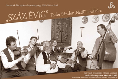 Sz�z �vig - Fodor S�ndor Netti eml�k�re - a H�romsz�k T�ncegy�ttes el�ad�sa - 2012. �prilis 23., h�tf�n 19 �r�t�l 'Sz�z �vig' - Fodor S�ndor 'Netti' eml�k�re - a H�romsz�k T�ncegy�ttes el�ad�sa.Dallamv�lt�s, fokoz�d� temp�, a k�s�ret verejt�kezik. Az �reg huncut szemei csillognak, arc�n mosoly suhan �t: most is megfogott. Virtu�z impro, beh�zza, Sz�z �vig! sz�l a t�ncosok fel�, majd a zenekar fel� fordulva: Fi�k, vigy�zni kell! Hi-hi-hi...Fodor S�ndor 'Netti' 1922. �prilis 2.-�n sz�letett a Kolozs megyei Gyaluban, cig�nymuzsikus csal�dban. Heged�t el�sz�r hat �ves kor�ban adtak a kez�be, amikor az anyai nagyapja, a br�cs�s Fodor J�nos elkezdett vele foglalkozni. De kisgyerek kor�ban tanult az �desapj�t�l is muzsik�lni, kilenc �vesen 'm�r tudott egy p�r cs�rd�st muzsik�lni', tizenk�t �ves kor�ban m�r muzsik�lt a 'kicsi t�ncba', meg az �nnepeken. Els� - s eg�sz �let�ben egyik kedvenc - br�cs�sa a szint�n gyalui sz�let�s�, de kolozsi sz�rmaz�s� Sztojka J�nos volt, kisb�g�n pedig a szucs�gi Antal Lajos k�s�rte. K�zben az �desanyja f�rjhez ment Magyargyer�monostorra egy br�cs�shoz, �gy 'zenei tanulm�nyait' Felszegen folytatta, ahol a lehet� legjobb kezekbe ker�lt: egy m�sik br�cs�s nagyb�tyja, 'Bunyi' J�zsef, tagja volt a kor egyik legh�resebb kalotaszegi pr�m�s�nak, a b�nffyhunyadi, 'Balkezes' id. Varga Ferenc 'Csip�s' zenekar�nak. Az �reg 'Csip�s', megismerv�n br�cs�sa tehets�ges unoka�ccs�t, tan�tv�ny�nak fogadta, �s egy�tt tan�totta a vele egykor� nagyobbik fi�val, ifj. Varga Ferenccel. A k�z�s tanul�s �s bar�ts�g eredm�nyek�ppen a k�t fiatal cig�nypr�m�s a k�vetkez� �vtizedekben igen sokat �s sz�vesen muzsik�lt egy�tt.Fodor S�ndor 'Netti' mozgalmas cig�nymuzsikus �letp�ly�j�t meghat�rozta p�lyat�rsaihoz m�rten kiv�telesen hossz� �lete �s nagyfok� fizikai �s szellemi mobilit�sa. Abban a korszakban sz�letett �s nevelkedett, amikor ez az igen gazdag hagyom�nyos hangszeres n�pzene m�g vir�gkor�t �lte, abban a korszakban volt �rett feln�tt, amikor ezt a tanult tud�s�t kamatoztathatta, de - mivel egy j� cig�nymuzsikus sz�kebb-t�gabb, k�l�nb�z� etnikum� k�z�ss�ge zenei ig�ny�nek teljes k�r� kiel�g�t�s�re t�rekszik - felv�llalta az �jabb divathull�mokat is, �s v�g�l abban a korszakban �regedett meg, amikor az �j zenei �zl�svil�g gy�keresen �talak�totta Kalotaszeg zenei kult�r�j�t. �lete egyik nagy, t�bbsz�r emlegetett f�jdalma, hogy tan�ja volt zen�szt�rsadalma, gener�ci�ja kihal�s�nak, tudat�ban volt annak, hogy � az utols�. Ugyanakkor szakmailag �s emberileg sikeres �s kiteljesedett �letet mondhatott a mag��nak, intelligens emberk�nt - p�lyat�rsai t�bbs�g�t�l elt�r�en - mindig is j�l kezelte anyagi helyzet�t. Csod�lt�k virtu�z �s tiszta heged�j�t�k�t, szinte kimer�thetetlen zenei reperto�rj�t, szerett�k szolg�latk�sz, k�zvetlen �s humoros modor�t, nyitott �letvitel�t, �gy mindig siker�lt kiv�vja hallgat� k�z�ns�ge tetsz�s�t �s tisztelet�t.A hagyom�nyos kalotaszegi cig�nyzen�sz �letm�dot �l� Fodor S�ndor, az am�gy is nagyfok� t�rsadalmi mobilit�s�r�l ismert vid�k legmobilisabb szem�lyei k�z� tartozott. Muzsik�lt Kalotaszeg szinte valamennyi telep�l�s�n (m�g a havasi m�coknak is), majd az 1980-as �vekt�l, a t�nch�zmozgalom 'szt�r-adatk�zl�jek�nt' megfordult erd�lyi �s magyarorsz�gi t�nch�zakban, n�pt�nc-t�borokban, de j�rt Nyugat-Eur�pa t�bb �llam�ban, illetve t�bbsz�r az Amerikai Egyes�lt �llamokban. Maga sem tudta felsorolni, hogy h�ny zen�sszel muzsik�lt egy�tt, heged�j�t�k�t hatalmas mennyis�g� gy�jt�s, t�bb kiadott hanglemez �s filmfelv�tel �rzi. 1998-ban a Magyar Kultur�lis �r�ks�g Minisztere a N�pm�v�szet Mestere c�mmel t�ntette ki. �s mindezen szakmai siker �s anyagi megbecs�l�s ellen�re egyforma lelkesed�ssel �s kedvvel tudott muzsik�lni a New York-i Metropolitan-ban, a bodonk�ti vagy szucs�gi b�lban, az inaktelki vagy m�rai lakodalomban, a budapesti vagy kolozsv�ri t�nch�zban. �rtelmes ember l�v�n �rezte a k�l�nbs�get a helysz�n �s a k�z�ns�g viszonylat�ban, viszont az igazi nagy muzsikusokhoz m�lt�an sohasem tett k�l�nbs�get a zenei el�ad�sm�dban.�lete utols� �vtizedeiben tan�tv�nyok sz�zaival foglalkozott, a maga egyszer�, de sz�vb�l j�v� pedag�giai m�dszertan�val: kivel saj�t otthon�ban, kivel a k�l�nb�z� t�ncesem�nyeken, t�borokban, kivel az egy�ttmuzsik�l�s folyamat�ban. Ahogy �regedett, szok�s�v� v�lt egy-egy t�ncrend beh�z�sa ut�n elki�ltani mag�t: „Sz�z �vig!” K�zel volt, 2004. okt�ber 20-�n hunyt el. �s milyen tal�l�! Ez a sz�z �v, a Sanyi b�csi �ltal is meg�lt 20. sz�zad egy�ttal a tradicion�lis kalotaszegi hangszeres n�pzene dokument�lt sz�z �v�nek is tekinthet�, amikor felgy�jt�tt�k a gyalui Viski Rudolf, a b�nffyhunyadi ifj. Varga Ferenc 'Csip�s', a m�rai Antal Ferenc '�rus', a magyarl�nai Kov�cs Simon 'Bur�l�', a gyer�v�s�rhelyi N�nika Mikl�s 'Hitler', a kolozsi Lak� 'Kicsi' Alad�r heged�j�t�k�t, hogy csak azokat eml�ts�k, akiknek muzsik�j�t a jelen m�sor is megid�zi.Az el�ad�s zen�j�t a k�vetkez� h�res, kalotaszegi pr�m�soknak k�sz�nhetj�k: Fodor 'Netti' S�ndor, Laka 'Kicsi' Alad�r, Viski Rudolf, Varga Ferenc 'Csip�s', Antal Ferenc '�reg �rus”, Kov�cs Simon 'Bur�l�', Nonika Mikl�s 'Hitler'Heveder zenekar: Fazakas Levente (heged�), Moln�r Szabolcs (heged�), Fazakas Albert (br�csa), Szil�gyi L�szl� (br�csa, harmonika), Bajna Gy�rgy (csell�, nagyb�g�)�nekel: Er�ss JuditT�ncosok: T�k�s Zsolt, Vaszi Levente, F�l�p Csaba - Vajda Kati, Pilinger M�nika, Kisgy�rgy Enik�Cs�ki Csaba, P�ter El�d - T�k�s Edit, Cs�k�ny Helga-Katalin, Luk�cs R�kaJelmez: Sim� J�liaZenei �ssze�ll�t�s: K�nczei �rp�d, K�nczei CsongorJelmez, j�t�kt�r, rendez�-koreogr�fus: K�nczei �rp�dA bel�p�s 15 lej, di�koknak 8 lej.www.hte.ro