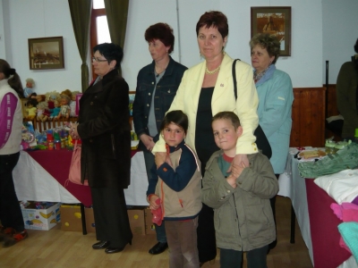 Hagyomnyos jtkonysg - 2012 prilis 4.-n, a Kzdivsrhelyi Nk Egyesletnek tagjai ismt megltogattk a Cserntoni Gyermekjogvdelem rva gyermekeit.tadtak a Mra Egyeslet egyik vezetjnek, Szcs Ilonnak a Kilyn Katalin, osztrk tiszteletbeli negyesleti tag ltal kldtt dessgcsomagokat. 23 kiscsomagot kaptak a hz gyermekei s 32 darabot pedig az ingyenkonyha nehezebb sors kiskorui. Az nnepksznts a Nphzban zajlott le, ahol kirakod, hsvti-vsrt is szerveztek a Mra egyeslet tagjai.Nagytisztelet Szcs Lszl esperes r mondott ksznt beszdet s ldst osztott, majd Szcs Ilona mltatta a hsvt nnept. Rvid klturmsor kvetkezett, hsvti verseket szavaltak a hz laki s a reformtus egyhz dalrdja szp egyhzi nekekkel tette meghitebb az nnepi hangulatot.Vgezetl Flp Magdolna megksznte a fogadtatst s kellemes nnepeket kivnt minden rsztvevnek, megigrve, hogy mg elltogatnak a kis lakkat felvidtani, hisz nekk is feltltds a velk elttttt pr ra.Gyermekruha s a jtkgyjts folytatdik szmukra, s jnius 2-n ismt felkeresik a nk, ajndkokkal a kicsiket. Az Osztrk Bank Kilyn Katalin ltal kldtt 60 drb. plssmacit, amit mg hozztesznek az ltaluk gyjttt jtkokhoz.Ajndkozni j! - ez a mottjuk.