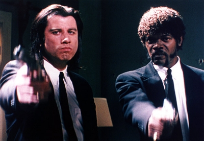 Pulp Fiction + Beastie Boys vetítés a Filmklubban - Folytatjuk április hónapi összeállításunkat amiket kedvenceinkből állítottuk össze. Ezek a filmek már régebben is voltak programra tűzve, most HD minőségben vetítjük.Akik még nem látták azoknak csak ajánlani tudjuk, mások nosztalgiázhatnak egyet velük.Április 12-én, csütörtökön este 19 órától a 'Pulp Fiction (Ponyvaregény)' című 1994-es Quentin Tarantino által rendezett krimi-thrillert vetítjük 168 percben az Art Caffe-ban. Főbb szerepekben John Travolta, Samuel L. Jackson, Bruce Willis, Tim Roth, Uma Thurman.A film kétség kívül '90-es évek legnagyobb horderejű alkotása!Adott két idősödő, szabad szájú, tökös, szimpatikus gengszter, Vincent és Jules, akik igyekeznek főnöküknek visszaszerezni egy aktatáskát. Ehhez persze meg kell ölniük pár embert, de ez az egyszerű bérgyilkosokkal gyakran megesik. Jules a rá célzott golyókat csodával határos módon elkerüli, s ezt jelnek tekintvén úgy dönt, felhagy eddigi életével. Társának viszont el kell vinnie szórakozni a gengszterfőnök feleségét... Van továbbá egy boxoló, Butch, aki a hírhedt marffiafőnök, Marselleus Wallace átvágását tervezi. Hogy-hogy nem, odáig fajul a történet, hogy végül már inkább a megmentésére készül, mint a lelövésére... Nem utolsósorban, pedig, van egy piti rabló-párosunk is, akik éppen egy étterem kirablására készülnek. Ám ott reggelizik Vincent és Jules.A film több BAFTA, Oscar, Golden Globe, Cannes - Arany Pálma díjat kapott.Akik szeretnének maradni tovább megnézhetik a 'BEASTIE BOYS - Solid Gold Hits' klip és koncertösszeállítást.
