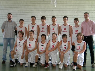 Országos 7. az U13 kosárlabda Nagy Mózes ISK - Az elmúlt héten a Nagy Mózes U13-as kis kosarasai Marosvásárhelyen vettek részt az országos Kosárlabda bajnokság döntőjén. Ez a korosztályos bajnokság utolsó teremtornája a bajnokságba beiratkozott csapatok száma 57 volt.A Nagy Mózes a legjobb 12-be jutást kiharcolva vett részt ezen a döntő tornán. Csapatunk a B csoportba lett besorsolva, ahol ellenfelei a bajnok SPL Marosvásárhely és a bukaresti Royal Fun együttesei voltak.A csoportmérkőzések végén a Nagy Mózes a második helyen végzett (Nagy Mózes - Royal Fun 77-45; Nagy Mózes - SPL Maros 40-74), így a negyed döntőben az A csoport első helyezettjével mérkőzött meg. Ez a csapat a Bukaresti Dan Dacian Klub volt. Egy régi ismerősünk, ezzel a csapattal még találkoztunk az elődöntő mérkőzések során is. Sajnos ez a csapat is verhetetlen volt számunkra és így nem jutottunk az elődöntőbe. A mérkőzés végeredménye 77-38. Megjegyzem, hogy ez a csapat a múlt év ezüst érmes csapata. Tehát elmondhatjuk, hogy a Nagy Mózes kosarasai csöppet sem voltak szerencsések a sorshúzáson, mert az ország legjobb 2 csapatával kellett megmérkőzniük, hogy a legjobb 4-be kerülhessenek. Így ez a nyereség után csak az 5-8.-ik helyért küzdhettek a sportolóink. Az 5-6 helyért a Kolozsvár-i U Mobitelko volt ellenfelük. Köztudott, hogy ez a kosárlabda iskola az egyik legnagyobb hagyománnyal rendelkező kosárklub és több korosztályban is a bajnoki cím védői. Ezek ellenére a kézdii kosarasok helyt álltak és nagyon nehezen adták a bőrüket. Háromszor kellett a bíróknak meghosszabbítani a mérkőzést, ahoz hogy végeredmény szülessen, vagyis 7 alkalommal kellett küzdőtérre lépni, ahoz hogy végül 3 ponttal nyerjen a Kolozsvár (70-67). Dramatikus mérkőzés volt és nagyon sok energiát használt el mindkét csapat, a Nagy Mózes több alkalommal is nyerésre állt, de mindig az utolsó másodpercekben sikerült Kolozsvárnak egyenlíteni.Végül utolsó nap minden erőnket összeszedve a 7-8 ik helyért mértük össze erőnket a Phoenix Galati csapatával, ez a csapat is rengeteg bajnoki címet tudhat már magának, különböző korosztályokban. Ez alkalommal a kézdii kosarasok megleckéztették a galatiakat és 66-48 arányban nyertek. Így ennek az eredménynek köszönhetően 7-ik helyen fejezték be a 2011-2012 és Országos Bajnokságot. Ezt kivalló eredménynek tekinthetjük, hogy az 57 csapattól ilyen magasan végeztek a kosarasaink. Reméljük a következő versenyévben már U14-es csapatként még jobb vagy ugyanilyen jó eredménnyel teljesítsenek.A csapat tagjai: Andre Szabolcs, Andre Tamás, Farkas Gellerd, Antal Hunor, Gyergyai Zsombor, Vardo Alpár, Tamás Hunor, Stetca Daniel, Harpa Alex, Tuchilus Alex, Bolj Cristian, Contiu Alex, edző: Farkas Alpár.A torna rangsora:1. Bukaresti Dan Dacian2. SPL Marosvásárhely3. Bukaresti Megic Champion4. BC Maros5. Aurel Vlaicu ISK6. U Mobitelco Kolozsvár7. Nagy Mózes ISK8. Phoenix Galati9. Olimpic Nagybánya10. Royal Fun Bukarest11. Pitest-I ISK12. U Cuadripol Brassó