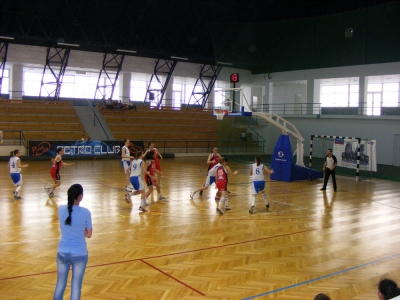 KSE U18-as l�nycsapata gy�zelme a Kolozsv�r-i MC Sporttal szemben - Remek form�ban j�tszik a KSE l�nycsapata az U18-as OB el�d�nt� torn�j�n. A m�sodik nap is a h�zigazd�k gy�zelm�vel v�gz�d�tt, ez�ttal Kolozsv�r-i MC Sportot fektett�k k�t v�llra. Az els� negyedben a KSE kezdett jobban 8 pontra elh�zott, azt�n a m�sodik negyedre egy kiss� elmaradt a csapat �s a hosszabb cserepaddal rendelkez� Kolozsv�r f�lz�rk�zott, �gy a sz�netben 34-34 volt az �ll�s. A harmadik negyed is szorosra sikeredett �s alig egy pontos hazai el�nyt hozott. A negyedik negyedben a szurkol�k hangos biztat�s�ra r�kapcsoltak a k�zdii l�nyok �s egy remek v�ghajr�val 13 pontos el�nnyel megnyert�k a tal�lkoz�t.KSE - Kolozsv�r-i MC Sport 68-55 (22-13;12-21;12-11;22-10)KSE: Demeter Hanna 28p, L�n�rt Paula 20p, Domokos R�ka 10p, Debreczi Iring� 8p, Koncz Enik�, K�szoni Bogl�rka, Jakab �gnes 2p, Rendi R�ka, 
Kal�nyos Ibolya, edz� Luiza Voinea.P�nteken a KSE �ll , szombaton 18 �r�t�l a b�k�i csapattal j�tszik �s vas�rnap d�lel�tt 10:30-t�l egy �jabb rangad� k�vetkezik a Temesv�r ellen. A nap m�sik m�rk�z�sen a Bball 6 Sepsiszentgy�rgy k�nnyed�n 83-41-re fel�lm�lta a b�k�i csapatot.