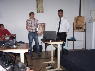 Török nemzeti est a Vigadóban - Május 3.-án a kézdivásárhelyi Zöld Nap Egyesület meghívására, az Törökországból érkezett Ahmet Basik a Vigadó földszinti termében telt ház előtt vetített képes előadással kalauzolta el az érdeklődőket szülőhazájába.A jelenlévőket Ráduly Attila a szervezet elnöke köszöntötte. A több mint egy órás angol nyelvű előadást Szabó Attila, a Zöld Nap Egyesület titkára tolmácsolta. Az est házigazdája Ahmet Basik, az Európai Önkéntes Szolgálat önkéntese volt, aki Bukarestben a Barátság Egyesületnél (Asociatia Prietenia) tevékenykedik és súlyosan sérült gyermekekkel foglalkozik.Az érdeklődők megismerkedhettek Törökország történetével, kultúrájával és hagyományaival, megízlelhették a hagyományos török konyha édességét a Lokumot. Az esemény záró akkordjaként lehetőség nyílt a Halay török tánc kipróbálására és a török zenei világ megismerésére is.A nemzeti estek folytatásaként Május 31.-én 18:00 órától Caroline Barth segítségével Németországgal ismerkedhetnek meg a résztvevők. A szervezők köszönik a Vigadó vezetőségének a segítséget.Szerző: Ráduly AttilaFotó: Gayane AsatryanBővebben: http://zoldnap.info/web/torok-nemzeti-est-vigadoban