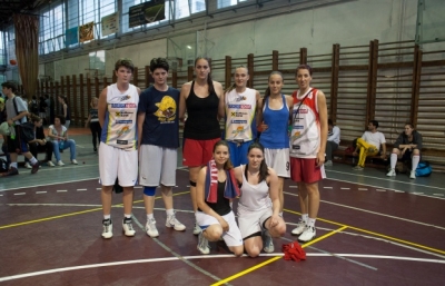 Sport Arena Streeball kosárlabda győzelem - A hétvégén Bukarestben zajlott a Fiba jegye alatt Sport Arena Streeball nemzetközi 3x3 elleni kosárlabda bajnokság, amelyen részt vett az U18-as román válogatott is Demeter Hannával kézdívasárhelyről a pályán. A lányok megnyerték a tornát és jutalomként részt vehetnek az augusztusban Madridban tartandó 3x3 elleni Vb-én.