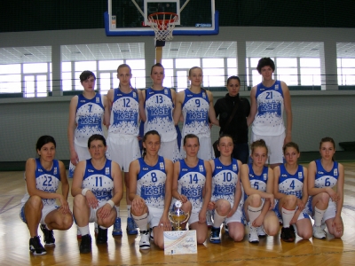 Bball 6 �s KSE n�i kosarasok az A oszt�lyban - P�ntekt�l vas�rnapig zajlott a K�zdiv�s�rhelyi Sportcsarnokban a feln�tt n�i kos�rlabda bajnoks�g A oszt�ly�rt kiirt selejtez� torn�ja, amelyen reszt vett a Kolozsv�r-i MC Sport, a Sepsiszentgy�rgy-i Bball6 �s a h�zigazda KSE csapata.Egy sz�nvonalas torna volt, izgalmas m�rk�z�sekkel �s amelynek v�geredm�nye sikeresnek mondhat�, hisz mindk�t h�romsz�ki csapat kiharcolta mag�nak az A oszt�lyban val� szerepl�s jog�t.A sepsiszentgy�rgyi csapat miut�n kiesett a BC-vel az A oszt�lyb�l, ism�t feljutott a Bball6 csapattal. A k�zdiv�s�rhelyi csapat sikere premiernek sz�m�t, hiszen a sz�z �ves KSE t�rt�nelm�ben m�g soha sem szerepelt n�i csapatsportban az els� lig�ban.A m�rk�z�sek eredm�nyei:KSE - MC Sport Kolozsv�r 53-50Sepsiszentgy�rgy-i Bball6 - Kolozsv�r -i MC Sport 69-55KSE - Bball6 65-71T�bl�zat: 1. Bball6 4p2. KSE 3p3. Mc Sport 2pKSE - Bball 6 Sepsiszentgy�rgy 71-65 (18-17;18-19;19-13;16-16)Kem�nyen, szikr�z� �s egyben egy nagyon izgalmas csat�t l�thatott a Sportcsarnokba kil�togat� t�bb mint 400 n�z�. Az els� k�t negyedben kiegyens�lyozott m�rk�z�s folyt a p�ly�n, a csapatok felv�ltva vezettek a tabell�n �s nem igaz�n tudott fel�lkerekedni egyik csapat sem.A hazaiak ink�bb az egy�ni megold�sokkal szerezt�k ponjaikat, a vend�gek pedig a csapatj�t�kukkal v�vt�k ki a k�z�ns�g tetsz�s�t. A harmadik negyedben a K�zdiv�s�rhely-i l�nyok k�nnyelm�en eladtak 2-3 labd�t, a sepsiiek ezt k�ny�rtelen�l kihaszn�lt�k �s elh�ztak 6 pontal a tabell�n. A negyedik negyed d�ntetlennel v�gz�d�tt �s nyert a rutinosabb sepsiszentgy�rgyi csapat.A m�rk�z�s legjobb j�t�kosa a 31 pontot el�r� Vass Ildik� volt.KSE: Demeter Hanna 15p, Cioaca Daniela 14p, L�n�rt Paula 12p, Domokos R�ka 5p, Debreczi Iring� 10p, Oana Constantinescu 6p, Koncz Enik�, K�szoni Bogl�rka, Jakab �gnes 3p, Rendi R�ka, Cs�ki Barbara, Ana Chirila, Demeter N�ra, edz� Luiza Voinea.Bball6: Vass Ildik� 31p (2x3), Kelemen Kincs� 21(4x3), Szab� No�mi 7p, D�zsi Kata 4p, Bacs� Brigitta 4p, Sz�kely Lilla, Kokovay Mel�nia, Gergely No�mi, Szil�gyi R�ka, Fazakas Orsolya, edz� Veress Attila.