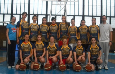 U16-os n�i v�logatott kos�rlabda Szerbia - Rom�nia - Alig �rt v�get kedden az U18-as OB d�nt�je, a h�romsz�ki kosaras l�nyok egy r�sze vak�ci�t kapott, a m�sik r�sze elutazott a v�logatottakba, hisz j�liusban kezd�dik az EB.Az U18-as v�logatott Kolozsv�ron edz�t�borozik Svetlana Dragusin �s Adriana Pricp vez�nylet�vel �s k�t k�zdiv�s�rhelyi kosaras kapott beh�v�t a keretbe Domokos R�ka �s Demeter Hanna.Az U16-os v�logatott Temesv�rra utazott, majd onnan a Szerbia-i Ivanjica-ra, ahol j�nius 8-10 k�z�tt h�rom edz�m�rk�z�st j�tszott a Szerb U16-os v�logatott ellen. A Temesv�r-i Veronica Gavrila �s a gyulafeh�rv�ri Urian Valentin edz�p�ros n�gy h�romsz�ki l�nyt h�vott be a keretbe Kelemen Kincs�t Sepsiszentgy�rgyr�l valamint L�n�rt Paul�t, Debreczi Iring�t �s Demeter N�r�t K�zdiv�s�rhelyr�l.Az edz�m�rk�z�seken Debreczi Iring� s�r�l�se miatt sajnos nem tudott j�tszani, �gy csak turistak�nt ment a csapattal, a t�bbi h�romsz�ki l�ny el�g j�l szerepelt a t�lak�z�kon.P�nteken az U16-os rom�n v�logatott els� nemzetk�zi m�rk�z�s�t j�tszotta. Nehezen kezdte a tal�lkoz�t, az edz�k t�bb fel�ll�st is kipr�b�ltak, �m a l�nyok nem igaz�n tal�lt�k hely�ket a p�ly�n.Szerbia U16 - Rom�nia 68:43 (17:8, 17:10, 15:12, 17:13).Szerbia U16: Petkovic, Cukic 9, Jovovic 4, Crvendakic 19, Repac, Veljkovic 4, Suba�ic 6, Bogicevic 7, Zec 7, Katanic, Ivanov 4, Mad�arevic 6, Ilic 2, Spasojevic.Rom�nia U16: L�n�rt P 8p, Neagu 8, Cuzic 7, Steiner 7, Grigor 6, Maxim 2, Kelemen 5, Beldean, Cretu, Sasebes , Demeter N.Szombaton a m�sodik m�rk�z�s m�r sokkal jobbra sikeredett, h�rom negyeden �t vezettek a tabell�n, �m az utols� negyedben r�vidz�rlat �llt be a v�delembe �s a szerbek 15 ponttal megnyert�k a t�lak�z�t.Szerbia U16 - Rom�nia U16 69:54 (12:16, 16:16, 16:14, 25:9).Szerbia U16: Petkovic, Cukic 7, Crvendakic 10 Vojinovic 11, Repac 4, Veljkovic 1, Suba�ic 4, Bogicevic 5,, Katanic, Ivanov 3, Nogic 5, Ilic 5, Spasojevic 7.Rom�nia U16: L�n�rt P 12p, Neagu 6, Cuzic 7, Steiner 7, Grigor 7, Maxim 6, Kelemen 5, Beldean 2, Cretu, Sesebes 2, Demeter N.A harmadik m�rk�z�s vas�rnap d�lel�tt volt, 1 ponttal nyertek a szerbek.Szerbia U16 - Romania U16 59:58 (16:20, 14:18, 10:7, 19:13).Szerbia U16: Petkovic 5, Cukic 16, Jovovic, Vojinovic 12, Repac, Stevanovic 6, Arsenic 2, Veljkovic 2, Zec 2, Suba�ic 3, Bogicevic 3, Mad�arevic, 2, Katanic 2, Nogic 4.Rom�nia U16: L�n�rt 14, Neagu 2, Cuzic 7, Steiner 5, Grigor 9, Maxim 6, Kelemen 7, Beldean 2, Cretu 1, Sasebes&nbsp; 2, Demeter 3.A harmadik m�rk�z�s volt a legjobb a rom�n v�logatott sz�m�ra, hisz v�gig vezettek a tabell�n �s a hazaiaknak hathat�s bir�i seg�ts�gre volt sz�ks�g�k ahhoz, hogy az utols� percben a javukra ford�ts�k az eredm�nyt. A h�romsz�ki l�nyok biztat�an szerepeltek, L�n�rt Paula a v�logatott legeredm�nyesebb j�t�kosa volt, Kelemen Kincs� nagyszer�en osztogatott, Demeter N�ra is megdobta az els� pontjait a v�logatott sz�nekben.