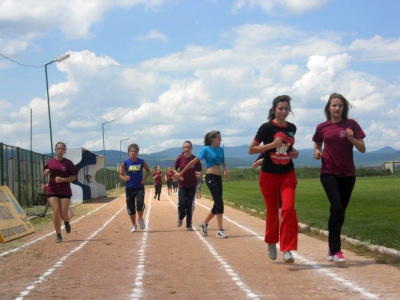 24 �r�t szaladtak a K�zdisz�kiek - A Z�ld Nap Egyes�let �s a k�zdiv�s�rhelyi sportiroda �jra megszervezte a c�hes v�rosban a 24 �r�s fut�st.Az �t�dik alkalommal szervezett eg�szs�ges �letm�dot n�pszer�s�t� rendezv�nyen megk�zel�t�leg 600 szem�ly vett r�szt a c�hes v�rosb�l �s k�rny�k�r�l, de �rkeztek sportol�k Sepsiszentgy�rgyr�l �s Budapestr�l is.Az esem�ny l�nyege, hogy 24 �r�n kereszt�l folyamatosan szalad legal�bb egy ember, azonban t�bben is szaladhattak egyszerre. A szalad�s ugyanakkor nagyon k�nnyen el�rhet� �s 'zsebbar�t' sport�g. A megmozdul�s hat�s�ra a r�sztvev�k k�zelebb �rezhett�k magukhoz a mozg�st, mint a testi �s lelki eg�szs�g meg�rz�s�nek egyik m�dj�t.A r�sztvev�k t�bbs�ge a v�ros oktat�si int�zm�nyeib�l �rkeztek, tov�bb� a civilek mellett jelen voltak a K�zdiv�s�rhelyi Sportegyes�let(KSE) szakoszt�lyai, a cserk�szek, a rend�r�k, a t�zolt�k, a kangoo-s �s zumb�s l�nyok is.A legfiatalabb fut� Barti N�ra volt (1 �ves �s 3 h�napos), m�g a legid�sebb Bajcsi Ildik� a maga 62 esztendej�vel. Nagy Norbert a Pet�fi S�ndor �ltal�nos Iskola tanul�ja futotta a legt�bb k�rt, aki 70-szer ker�lte meg a p�ly�t. Az esem�ny hangulat�t este 7 �r�t�l a Pro Pectus Egyes�let aerobikja tette sz�nesebb�.A r�sztvev�k k�z�tt a szervez�k aj�nd�kokat sorsolnak ki 2012 j�nius 20-�n (szerda) 15 �r�t�l a Z�ld Nap Egyes�let szervezet sz�khely�n (33-as Udvart�r, 1 sz�m ).Ez�ton is k�sz�netet �rdemel a Kov�szna Megyei Sport- �s Ifj�s�gi Igazgat�s�g, a K�zdiv�s�rhely Polg�rmesteri Hivatal, a Tiszta Form�k �s a Communitas Alap�tv�ny, a Mi-tu H�z, a Brooklyn �s a Tekerg� KFT a t�mogat�s�rt.Szerz�: R�duly AttilaFot�: Gayane Asatryan