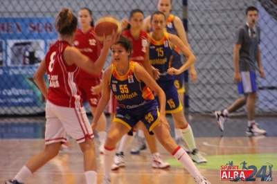 Kezdődik az U16-os női kosárlabda EB Tallinnban - Az Európai Kosárlabda Szövetség (FIBA) minden évben július - augusztusban szokta megrendezni az U16, U18 és U20-as korosztályú fiuk és lányok számára az EB-ket.Ezek a versenyek általában három kategóriában vannak megszervezve:1 'A' kategória 16 csapattal küzd a EB bajnoki címekért az utolsó három helyezett pedig kiesik a B kategóriába2 'B' kategória 15-16 csapattal innen az első három helyezett a következő évben játszhat az A kategóriában3 'C' kategória a mini államok részére (Andora, Gibraltár, Málta stb)A román női csapatok az idén az U16-nál a B kategóriában játszanak július 12-22 között Észtországban, az U18-asok az A kategóriában július 26 augusztus 5 között Bukarestben és az U20-asok a B kategoriaba augusztus 16-26 között CsehországbanAz idei EB-ket az U16-osok nyitják meg. A női román válogatott két kézdivásárhelyi (Lénárt Paula és Demeter Nóra) valamint egy sepsiszentgyörgyi (Kelemen Kincső) játékossal a keretben szerda reggel elutazott az észtországi Tallinba. Sajnos a KSE harmadik válogatott kosarasa Debreczi Iringó az U18-as döntő tornán keresztszalag sérülést szenvedett július 26.-án műtik, így lemaradt az idei Eb-ről. Az idei B osztályos EB-n résztvevő 15 csapat 4 csoportba van besorolva. A Román válogatott az alapszakaszban C csoportban játszik Lengyelország, Bulgária és Luxemburg ellen. A csoportból az 1-3 helyezet továbbjut az 1-12 közé, magukkal viszik a csoportban elért eredményeiket és ahol játszanak a D csoport 1-3 helyezetteivel. A középdöntőkben a kétszer hatos csoportból az 1-8-ba, négyen- négyen jutnak tovább. Az 1-8 között a verseny kiesés rendszerrel folytatódik, a csapatok ezúton jutnak az 1-4-be, onnan pedig a július 22.-én sorra kerülő döntőkbe.Az EB mérkőzések eredményeit élőben lehet követni a FIBA honlapján(http://u16women.fibaeurope.com/enDivB/default.asp)