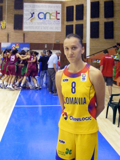 A háromszéki lányok szereplése az U16-os EB-én - Litvánia győzelmével zárult Tallinban az U16-os lány EB. A Litvánok a döntőben Bulgáriát múlták felul 86-73-ra.A bronzérmet a Lettország válogatottja nyerte Portugália ellenében.A három háromszéki lányt is felvonultató Román ifiválogatott a 14-ik helyen végzett. A válogatott legjobb játékosa a kézdivásárhelyi Lénárt Paula volt, aki egyben az Eb legjobb lepattanószerzője lett mérkőzésenként 12,7 átlaggal. Paula az EB-én készült statisztika szerint több kategóriában is remekelt. A pontszerzésben a Román válogatott legeredményesebb játékosa volt 13,3 pont / mérkőzés átlaggal (EB-én a 13-ik), ugyanakkor Paula vezeti a 2 pontos mezőnykosarak hatékonysági listáját, ugyanis 54 próbálkozásból 34-szer betalált (63%), a büntetődobásoknál a negyedik 75,8 %-al, és o érte el az EB-én legtöbb dupla-duplát (több mint 10 kosár és 10 lepattanó), ugyanis a 7 mérkőzésből 6-szor duplázott.A mezőnyben szerzett labdáknál is remekelt a 2.-ik lett 3.6-os átlaggal.Volt Paulának egy 'negatív' teljesítménye is ugyanis mérkőzésenként 3.6 személyi hibát követett el, ezert három mérkőzésen is ki kellett szálljon 5-5 személyi hiba miatt.