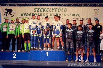 Vitalij Popkov ukr�n versenyz� a Sz�kely Ker�kp�ros K�rverseny gy�ztese 2012-ben - Az ukr�n Vitalij Popkov gy�zelm�vel z�rult a 6. Sz�kelyf�ld Ker�kp�ros K�rverseny. A h�zigazda Tusn�d Cycling Team kerekese, Matja Kvasina k�t szakaszgy�zelmet aratott, a horv�t sportol�� lett a legjobb hegymen�nek j�r� s�rga 'Cs�kszereda' mez, a cs�kszeredai csapat pedig a harmadik helyen z�rta a g�rd�k k�z�tti megm�rettet�st.Az idei Sz�kelyf�ld Ker�kp�ros K�rverseny utols� napj�n, vas�rnap k�t f�l szakaszt rendeztek. D�lel�tt a Tolvajos-tet� �s Hargitaf�rd� k�z�tt ker�lt sor az egy�ni id�futamra, az �t kilom�teres t�vot a leggyorsabban Matja Kvasina teljes�tette. D�lut�n 17 �rakor rajtolt a verseny z�r�szakasza, a sportol�k a Cs�kszereda - Cs�kr�kos - Cs�ksz�pv�z - Cs�kszereda k�z�tti szakasz megt�tele ut�n 17 k�rt tettek meg a megyesz�khely utc�in kialak�tott 5,5 kilom�teres p�ly�n.M�r a rajtot k�vet�en siker�lt egy h�t sportol�b�l �ll� mez�nynek a sz�k�s, Cs�kszered�ba vissza�rve f�l perc volt az el�ny�k, ez a v�rosban kialak�tott p�ly�n pedig folyamatosan n�vekedett. A sz�k�ttek legnagyobb el�nye 1 perc 54 m�sodperc volt, viszont a mez�ny az utols� h�t k�rben iramot v�ltott �s f�l percre cs�kkentette a h�tr�nyt, �m a sz�k�s 'haza�rt', azaz az �len �ll� csoport a c�lig meg�rizte el�ny�t. A sz�k�ttek az utols� kilom�teren sz�tszakadtak, a v�gs� sprintre Andrei Nechita (CS Otopeni) �s Ioannis Tamouridis (SP Tableware) indult, k�z�tt�k viszont m�g a c�lkamer�nak sem siker�lt eld�nteni, ki lett az els�. A felv�telek elemz�s�t k�vet�en a verseny f�b�r�ja �s a nemzetk�zi sz�vets�g k�pvisel�je �gy d�nt�tt, hogy mindk�t sportol�t szakasz gy�ztesnek hirdetik ki.Az idei - hatodik - Sz�kelyf�ld Ker�kp�ros K�rversenyt az ukr�n Vitalij Popkov nyerte, az ISD-Lampre kerekese az els� olyan sportol�, akinek a sz�kelyf�ldi viadalon k�tszer is siker�lt gy�znie. Az ukr�n kerekes 2009-ben nyert el�sz�r Cs�kszered�ban, egy �vvel k�s�bb ugyancsak a megyesz�khelyen szenvedett s�lyos s�r�l�st, amely ut�n sokan azt hitt�k, befejezi akt�v ker�kp�ros p�lyafut�s�t. Ennek ellen�re Popkov m�r tavaly visszat�rt a Sz�kelyf�ldre �s �t�dik lett, id�n pedig �jabb gy�zelmet aratott Cs�kszered�ban.A csapatversenyt a gy�ztes kerekes g�rd�ja, az ISD-Lampre nyerte az RC ARBO Wels Gourmetfein �s a h�zigazda Tusn�d Cycling Team el�tt. A megk�l�nb�ztet� mezek k�z�l az �sszetett �llovas�nak j�r� k�k, 'Tusn�d' mezt Vitalij Popkov, a legjobb sprinternek j�r� piros-fekete, Harborsz mezt Andrei Nechita (CS Otopeni), a legjobb hegymen�nek j�r� s�rga 'Cs�kszereda' mezt Matja Kvasina (Tusn�d Cycling Team), a legjobb U23-as versenyz�nek j�r� z�ld 'Fenestela 68' mezt Jurij Vasziliv (LKT-Team Brandenburg) viheti haza.