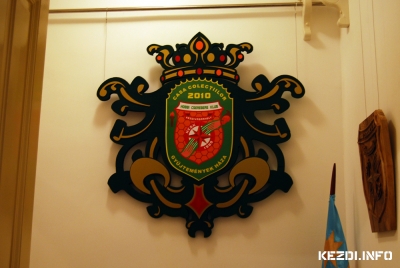 Az els� orsz�gos �s nemzetk�zi k�rtyanapt�r �s pap�rszalv�ta ki�ll�t�s - 2012 Augusztus 31.-�n p�nteken d�lut�n 17 �rai kezdettel a k�zdiv�s�rhelyi Gy�jtem�nyek H�z�ba ker�l sorra az els� orsz�gos �s nemzetk�zi k�rtyanapt�r �s pap�rszalv�ta ki�ll�t�sra, b�rz�vel �sszek�tve, amelyet a k�zdiv�s�rhelyi Hobbi Cserebere Klub tags�ga szervez.A ki�ll�t�s teljes anyag�t szeptember, 1 �s 2-�n is megtekinthet� reggel 8 �s 20 �ra k�z�tt.R�szt vesznek bolg�r, magyar, szlov�k �s rom�niai gy�jt�k. A ki�ll�t�st Salamon Ferenc tan�r m�ltatja.Sok szeretettel v�runk minden gy�jt�t, cser�lni v�gy�t �s �rdekl�d�t, hisz t�bb ezer szalv�ta �s k�rtyanapt�r lesz ki�ll�tva, k�l�nb�z� t�m�kb�l.Az �nnepi m�sort G�sp�r Anik� szavalata, valamint Ferencz Hedvig �s K�nya Karola, a Moln�r J�zsi�s iskola tanul�i �ltal j�tszott zene darabjai teszik hangulatoss�.