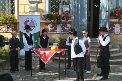 �letre kelt mes�k a c�hes v�rosban - Az Erd�lyi Magyar Nemzeti Tan�cs k�zdiv�s�rhelyi szervezete a Magyar Mese Napja tisztelet�re vet�lked�vel egybek�t�tt rendezv�nyre h�vta az tan�t�n�ket, pedag�gusokat, meseszeret� gyerekeket �s feln�tteket okt�ber 1-�n, h�tf�n a B�r� Wessel�nyi Mikl�s K�nyvt�r udvar�ra.A mese-vet�lked�re csoportosan (oszt�lyok, csapatok, csal�dok) �s egy�nileg is lehetett jelentkezni h�rom kateg�ri�ban.A gyerekek vet�lked�k keret�n bel�l adhatt�k el� kedvenc mesejelenet�ket, mesebeli �teleket �s annak d�szes kivitelez�s� receptjeit k�sz�thett�k el, valamint kedvenc mesefigur�k jelmez�t, jellegzetes ruhadarabj�t �lthett�k magukra.A Hol volt, hol nem volt csoportos vet�lked� els� d�j�t a kov�sznai K�r�si Csoma S�ndor �ltal�nos iskola IV. D oszt�lya nyerte, m�sodik d�jat szerzett a k�zdiv�s�rhelyi Moln�r J�zsi�s Iskola IV. A oszt�lya. A Ter�lj-ter�lj asztalk�m egy�ni vet�lked� els� d�j�t Bod� Tiham�r mad�rl�tta kenyere nyerte, a m�sodik d�jat T�th �kos k�levese, a harmadik d�jat Tusa Szid�nia hamuban s�lt pog�cs�ja nyerte, k�l�nd�jat nyert a szeg�ny ember �tele, a puliszka receptj�nek kivitelez�se miatt, amelyet ugyancsak a kov�sznai K�r�si Csoma S�ndor �ltal�nos iskola di�kjai k�sz�tettek.A kir�ly �j ruh�ja egy�ni vet�lked� els� d�j�t T�th �kos nyerte, m�sodik helyezett lett Jakabos Andrea, harmadik Ferencz Arnold, negyedik Bod� Tiham�r, k�l�nd�jat kapott Gy�rgy Delinke. A Moln�r J�zsi�s iskol�b�l M�nt� Erzs�bet tan�tv�nyainak bemutat�ja annyira elnyerte a zs�ri tetsz�s�t, hogy elnyert�k a legnagyobb d�jnak sz�m�t� finom tort�t.A mese-vet�lked�n a gyerekek k�nyveket, f�zeteket, okleveleket, iskolai napt�rokat (�rarenddel) �s tort�kat kaptak jutalomk�nt.Az Erd�lyi Magyar Nemzeti Tan�cs k�zdiv�s�rhelyi szervezete ez�ton is k�sz�net�t fejezi ki a pedag�gusoknak, a k�nyvt�r munkat�rsainak, valamint a gyerekeknek a tartalmas d�lut�n�rt.