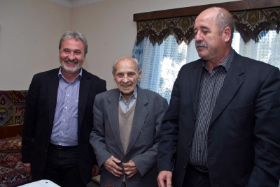 S�ndor Dezs� id�s labdar�g� sportol�t k�sz�nt�tt�k - Ezen a h�ten ism�t id�s sportol�t k�sz�nt�tt a v�rosvezet�s�g. Bokor Tibor polg�rmester �s Derzsi Gyula alpolg�rmester sz�let�snapja alkalm�b�l tett l�togat�st S�ndor Dezs�n�l, a v�ros legid�sebb focist�j�n�l. S�ndor Dezs� 94 �ves, a k�zdiv�s�rhelyi focit�rt�nelem egyik kiemelked� alakja. Az id�s labdar�g� a sport�letben kifejtett f�rads�gos munk�j��rt �s kimagasl� eredm�nyei�rt kapott eml�klapot.A K�zdiv�s�rhelyi �nkorm�nyzat okt�bert�l kezd�d�en �gy k�sz�ni meg az egykori sportol�knak, hogy �regb�tett�k v�rosuk h�rnev�t.