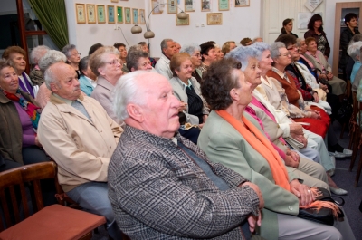 Nyugd�jasok k�sz�nt�se - Hittel �s bizakod�ssal v�gni neki a holnapnak - Okt�ber elsej�n volt az id�sek vil�gnapja, amelyet K�zdiv�s�rhelyen is rendszeresen meg�nnepelnek. A nyugd�jasok k�z�s, okt�ber elsejei �nnepl�se miatt, Bokor Tibor polg�rmester okt�ber 10-�n, szerd�n k�sz�nt�tte fel az id�seket. A Maassluis Nyugd�jas Klubban mintegy 80 id�skor� jelent meg az �nneps�gre, az eg�szs�gre, a sz�p nyugd�jas korra �s az elt�lt�tt hossz�, boldog �vekre koccintottak.A Tur�czi M�zes �ltal�nos Iskola IV. �s V. oszt�lyos di�kjainak r�vid m�sor�val kezd�d�tt meg az id�sek k�sz�nt�se. A kisiskol�sok szavalatokkal, ideill� gondolatokkal �s �nekekkel kedveskedtek az �sszegy�lt nyugd�jasoknak. A nyugd�jas klub r�sz�r�l Bene Gabriella aleln�k k�sz�nt�tte a jelenl�v�ket, aki besz�d�ben elmondta: 'el kell fogadnunk, hogy nem napt�ri, hanem saj�t, szem�lyes �let�nk szerint �regsz�nk, ez�rt ismerkedj�nk meg �s k�ss�nk b�k�t �nmagunkkal, �s tudatosan cselekedj�nk aszerint, hogy v�gyaink, k�pess�geink �s lehet�s�geink k�z�tt egyens�lyt teremts�nk. C�lkit�z�seinket mindig m�rj�k �nmagunk lehet�s�g�hez, mert a csal�d�sok rontj�k �letkil�t�sainkat'. Az aleln�k asszony tov�bb� kiemelte, hogy minden id�s embernek tudnia kell, hogy fontos l�ncszeme t�rt�nelm�nek, nemzet�nek, k�z�ss�g�nek �s csal�dj�nak. 'Hittel �s bizakod�ssal v�gjunk neki a holnapnak' - hangs�lyozta. Bene Gabriella aleln�k asszony Zsoldos Imr�t�l �s V�rnai Zseni Mintha �r�kig �ln�l c�m� vers�b�l id�zett. A Pro Pectus Egyes�let egy meglepet�ssel is k�sz�lt az id�seknek, az �lel�s Hete alkalm�val mindenkinek egy meleg �lel�st hoztak.Bokor Tibor polg�rmester az �nkorm�nyzat nev�ben egy sz�l vir�ggal ad�zott a sz�pkor�aknak, megk�sz�nve eddigi t�mogat� munk�jukat, biztos�tva �ket arr�l, hogy ezut�n is minden seg�ts�get megkapnak az �nkorm�nyzat r�sz�r�l. Az el�lj�r� aj�nd�kkal is k�sz�lt a vir�g mell�: a sz�kely ruha programnak k�sz�nhet�en minden id�skor� kap sz�kely ruh�t, tov�bb� elutazhat valamelyik testv�rv�rosba, amikor ideje �s kedve tartja. A polg�rmester megh�v�s�ra a k�sz�nt�sen r�szt vett Fej�r L�szl� k�pvisel�jel�lt is, aki szint�n nem j�tt �res k�zzel: minden nyugd�jasnak, aki b�rletet v�lt a V�rosi Sz�nh�zba, a b�rletnek csak fel�t kell kifizetnie, a m�sik fel�t mag�ra v�llalta. J� eg�szs�get, hossz� �letet �s boldogs�got k�v�nva, az �nneps�get koccint�ssal z�rt�k.Fot�: Tof�n Levente