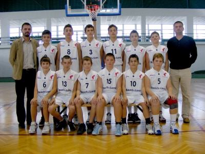 U14 fiuk NMSK Szeben-i ISK kos�rlabda m�rk�z�se - Nagyszer� j�t�kkal rukkolt el� az NMSK fi�csapata az U14-es fi� OB els� fordul�j�ban, Farkas Alp�r �s Ferencz Szabolcs tan�tv�nyai a kit�n� form�ban j�tsz� Andre Szabolcs (38p) vez�nylet�vel sim�n gy�zt�k le a szebeni egy�ttest.NMSK - Szeben-i ISK 76-58 (26-13; 11-17; 18-12; 22-16)NMSK: Andre Szabolcs 38p; Farkas Gell�rd 11p; Vard� Alp�r 4p; Kerekes Szabolcs 2p; Tam�s Hunor 2p; Andre Tam�s 3p; Tuchilus Alex 5p; Vard� Botond 2p; Gyergyai Zsombor 8p; Antal Hunor, Vargyasi Tam�s, Zakari�s Zsolt. Edz�: Farkas Alp�r, Ferencz Szabolcs.A k�vetkez� h�tk�zi fordul�ban szerd�n a csapatunk a m�sik szebeni egy�tteses a Whitesnakes vend�ge lesz.