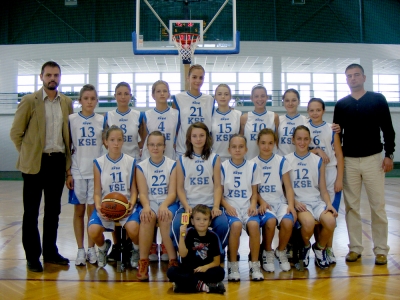 KSE - Sepsi ISK U14-es l�nyok kos�rlabda m�rk�z�se - A KSE l�nyai lelkesen k�zd�ttek, j�l v�dekeztek a megyesz�khelyiek ellen, �m t�l sok ziccert meg b�ntet�t hagytak ki ahhoz, hogy meg lehessen nyerni egy kos�rlabda m�rk�z�st. A t�loldalon a rutinosabb Sepsi ISK sokkal pontosabban, egyszer�bben j�tszott �s magabiztosan nyerte meg a tal�lkoz�t .KSE - Sepsi ISK 45-56 (5-11; 16-12; 8-16; 16-17)J�tszottak a KSE-n�l: Varga Anita 21p, Csurulya H 7p, Voloncs O 7p, Biszak B 3p, Bart�k R 2p, Barbu B 2p, Bimb� E 2p, Barab�s K 2p, Harpa M, Tollvaj B, M�ttyus A, Moln�r R, edz�k Farkas Alp�r, Ferencz Szabolcs, Minescu Ioan.A Sespi ISK csapata: S�ndor B 12p, Taranek A 12p, Tank� E 15p, Kov�cs K 7p, B�l�ni N 2p, Holinka H 3p, Sz�sz A 2p, Belenyesi R, Magyari R, Szab� B, Vitai Sz, Bajnkuj G, edz� P�l Csaba.A j�v� vas�rnap a KSE Cs�kszered�ba l�togat m�g az ISK a Brass�-i CSU ellen j�tszik.