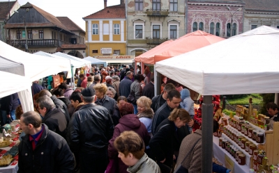 Decemberben is lesz termékvásár - Több mint húsz termelő kínálta portékáját november 10-én, szombaton, az első alkalommal szervezett kézdivásárhelyi hagyományos termékvásáron. Nem sokkal reggel nyolc óra után már kezdtek szállingózni a kíváncsiskodók, tizenegy óra után már volt olyan termelő is, aki a kihozott terméket mind egy szálig eladta. Az ízletes lekvároknak, szörpöknek, gyümölcsleveknek, mézeknek mind megkerült a gazdája, délre már igazi piactérré változott Kézdivásárhely főtere, ahol szó szerint egy tűt sem lehetett volna elejteni. A vásári forgatagban körülbelül kétezer ember fordult meg, délután kettőkor már alig lehetett terméket találni az asztalokon, és minden termelő úgy nyilatkozott, hogy szívesen jön vissza egy hónap múlva is.A Nők Egyesülete házisüteményekkel jött a vásárba, fánkok, sós sütik, rahátos kiflik és márványsütik várták a vásárlókat. Két asztalnál a székely védjeggyel rendelkező lekvárok és szörpök várták a vendégeket, olyan különlegességeket is lehetett találni köztük, mint a som, a kökényszilva vagy a zöldparadicsom lekvár. Mézből volt akác-, havasi-, virág- és málnaméz, akit pedig részletekbe menően is érdekelt, hogy esetleg miért sötétebb a méz a kelleténél, azt is megtudhatta, hogy hogyan készül. Amúgy akkor sötétebb a méz, ha fenyő is van benne. A kézdivásárhelyi Székely Pékségben szombat hajnalban gyártószalagon sütötték a friss kenyeret, meggyes, vaníliás és túrós rétest, kalácsot, bagettet, kiflit, zsemlét, veknit valamint tepertős és sajtos pogácsát. Sokáig úgy nézett ki, nincs az a mennyiség, ami nem fogyna el.A dálnoki asszonyok, Bartók Ede Ottó polgármester vezetésével gondosan kidíszített asztalokon árulták a savanyúságot, sütötték a kapros-túrós lángost, velük szemben Ikafalván készített sajtkülönlegességeket lehetett vásárolni. A hagyományos termékek mellett zöldséget, dísztököt, ételízesítőt, laskát, diót, Badi mustárt, mézeskalácsot, kürtőskalácsot és Búza-lángost is lehetett kapni. Legeredményesebb eladása a kézdivásárhelyi laskagomba-termesztőnek, Szőcs Csongornak volt, akinek a 10 kiló gombájából 10 órakor már egy kiló sem volt. A legkülönlegesebb termékeket Gercsényi Blanka hozta, házilag készített szappanjai távolról ízletes édességnek néztek ki, de aki közel ment hozzá sem csalódott, hiszen illatban visszakapta a várt ízt. A szappanok többfélék, több bőrtípusra használhatók, tudta meg a vásárló Blankától.Bár hiányosságok még voltak, abban mindenki egyet értett, hogy a céhes városnak szüksége van az ilyen fajta vásárokra, hiszen feleleveníti a történelmet, és visszacsempészi az egykori piacteret. A szervezők azt szeretnék, ha a következő hónapokban olyan falusi termelők is bejönnének a főtérre, akik otthon, a kapun belül mindent megtermelnek. Jöhetne házi tyúk, házi tojás, még több gyümölcs, többféle sajt, és hentesáru is - mondta az egyik vásárló.A következő hagyományos termékvásárt december 8-án tartják.