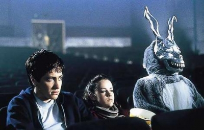 Donnie Darko a filmklubban - M�jus 21-�n, cs�t�rt�k�n 20.00 �r�t�l Ur�nia filmklub, műsoron a Donnie Darko c. amerikai misztikus sci-fi dr�ma.A filmet �rta �s rendezte Richard Kelly, főbb szerepekben: Jake Gyllenhaal, Holmes Osborne, Maggie Gyllenhaal, Daveigh Chase.Egy probl�m�s tin�dzser megmenek�l a h�zukra zuhan� rep�lőg�pszerencs�tlens�gből mert egy l�tom�saiban l�tező �ri�si ny�l tan�csait k�veti. Ugyancsak a ny�lt�l tudja meg, hogy a vil�gv�ge 28 nap m�lva fog bek�vetkezni, ahogy telnek a napok �s a megadott időpont k�zeleg a fi� egyre furcs�bb helyzetekbe keveredik ami tal�n elmeh�borodotts�ga eredm�nye, de lehet hogy m�gsem...http://www.filmklub.kezdi.info/http://www.imdb.com/title/tt0246578/