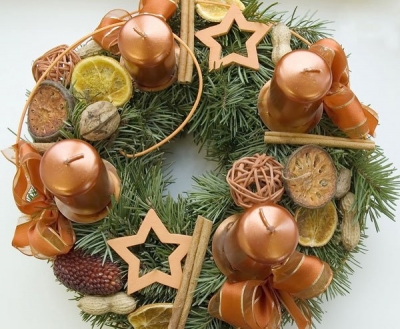 Adventi koszor�k�sz�t�s a Meseklubban - A k�zdiv�s�rhelyi B�r� Wessel�nyi Mikl�s V�rosi K�nyvt�rban 2012 november 29-�n cs�t�rt�k�n Meseklub, 15-16 �ra k�z�tt az �vod�soknak, 16-17 �ra k�z�tt az I-IV oszt�lyosoknak. A Meseklub tev�kenys�ge: Adventi koszor� k�sz�t�se.
