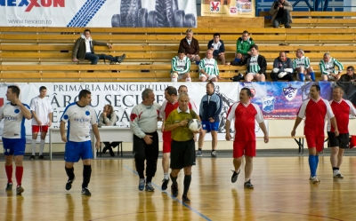 A k�zdiv�s�rhelyi �nkorm�nyzat csapata nyerte a minifoci bajnoks�got - H�t csapat nevezett be a november 17-�n, szombaton megrendezett fels�-h�romsz�ki �nkorm�nyzatok minifoci bajnoks�g�ra. A bajnoks�got K�zdiv�s�rhely Polg�rmesteri Hivatal�nak sportirod�ja szervezte meg. A csapatokat a telep�l�sek polg�rmesterei is er�s�tett�k, amelyek t�bbnyire az �nkorm�nyzatokn�l dolgoz� alkalmazottakb�l tev�dtek �ssze. Mind a h�t csapat j�l teljes�tett, a harmadik helyet a lemh�nyi csapat szerezte meg, a k�pzeletbeli dobog� m�sodik fok�ra K�zdiszentl�lek csapata �llhatott, a kup�t a c�hes v�ros �nkorm�nyzat�nak csapata vitte el.A h�t csapat k�t csoportban j�tszott, �s hogy ki melyik csoportba ker�lt, azt sorsh�z�ssal d�nt�tt�k el. Az A csoportban Esztelnek, K�zdiszentl�lek, Lemh�ny �s K�zdiszentkereszt j�t�kosai ker�ltek. A B csoportot K�zdiv�s�rhely, Bereck �s Gelence csapata er�s�tette. Minden csapat j�t�kosa legjobb tud�sa szerint j�tszotta a m�rk�z�seket, �s az is megl�tszott, ha gyakorlottabb focisok is beker�ltek a csapatba. A m�rk�z�sek kor�ntsem zajlottak izgalmakt�l mentesen, az els� h�rom hely�rt igencsak megdolgoztak a j�t�kosok. A d�nt�kbe jut� n�gy csapat k�z�l v�g�l Bereck a negyedik, Lemh�ny a harmadik helyet szerezte meg, a v�gs� j�tszm�t pedig Szentl�lek �s K�zdiv�s�rhely csapata j�tszotta, ahonnan az ut�bbi ker�lt ki gy�ztesen.Kocsis Zolt�n sportirodavezet� rem�ny�t fejezte ki, hogy a kezdem�nyez�snek lesz folytat�sa, �s m�g t�bb csapat veszi majd a b�tors�got, hogy megm�retkezzen. A szervez�k k�sz�netet mondanak Babos Attil�nak, aki �nk�ntesen felv�llalta a b�r� szerep�t, �s Nagy J�zsefnek, aki az eredm�nyjelz� t�bl�t kezelte a m�rk�z�sek alatt.