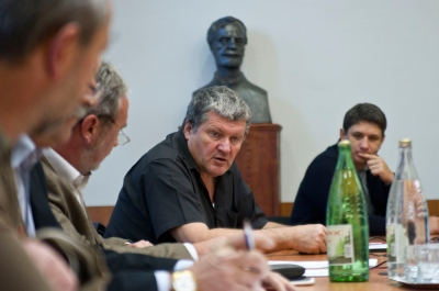 Rendk�v�li tan�cs�l�s K�zdiv�s�rhelyen - K�lts�gvet�s-kieg�sz�t�sr�l szavaztak - Bokor Tibor polg�rmester rendk�v�li tan�cs�l�sre h�vta �sszes a v�rosi tan�csot. A test�letnek egy k�zel 1 milli� 600 ezer lejes k�lts�gvet�s-kieg�sz�t�sr�l kellett szavaznia, amelyet ad�ss�g kifizet�s�re, oktat�si int�zm�nyek szem�lyzeti �s anyagi kiad�s�ra, szoci�lis ell�t�sokra �s a csavargy�ras munkaigazol�sok kifizet�s�re ford�tanak.A k�lts�gvet�s-kieg�sz�t�s pontos �sszege 1.564.220 lej, ebb�l 157.000 lej a Kov�szna megyei tan�cst�l �rkezett, valamint 30.000 lejt Fej�r L�szl� �d�n v�llalkoz� adom�nyozott a hivatalnak a csavargy�ras igazol�sok kifizet�s�re. A megyei tan�cst�l kapott �sszegb�l a v�z- �s szennyv�zh�l�zat moderniz�l�s�ra elkezdett munk�lat �nr�sz�nek adoss�g�t fizeti ki a v�rosh�za. Az �llam �f�b�l visszaosztott 1.565.500 lejt, amelyet szem�lyzeti �s anyagi kiad�sokra haszn�lhatnak fel az oktat�si int�zm�nyek, valamint 57.000 lejt szoci�lis ell�t�sokra ford�tanak. A j�vedelemad�b�l lebontott h�nyadok �sszeg�t 188.280 lejjel cs�kkentette a hivatal, �gy �ll �ssze a k�zel 1 milli� 600 ezer lejes k�lts�gvet�s-kieg�sz�t�s.A k�zdiv�s�rhelyi k�rh�z k�lts�gvet�se 273.000 lejjel n�vekszik. A p�nz�sszegb�l 163.000 lejt szponzork�nt kapott az int�zm�ny, ebb�l egy szem�lysz�ll�t� kisbuszt vesz a k�rh�z.A napirendi pontot egyhang�an elfogadta a v�rosi tan�cs.K�zdiv�s�rhely Polg�rmesteri Hivatala - 2012. november 19.