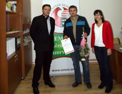 4000. magyar �llampolg�rs�gi k�relmez� K�zdisz�ken - Az Erd�lyi Magyar Nemzeti Tan�cs k�zdisz�ki irod�j�ban november 26-�n, h�tf�n lez�rt�k a magyar �llampolg�rs�gi k�relmet tartalmaz� n�gyezredik iratcsom�t.A n�gyezredik k�relmez� a csern�toni L�rincz L�szl�, aki egyed�l k�rv�nyezi a magyar �llampolg�rs�got �sei ir�nti k�teless�gb�l �s az�rt, mert �gy �rzi, hogy ez�ltal a magyars�g�rzet�t is er�s�ti. Johann Taierling, az Erd�lyi Magyar Nemzeti Tan�cs aleln�ke, aki egyben az Erd�lyi Magyar N�pp�rt k�zdisz�ki k�pvisel�jel�ltje adta �t az irattart� mell� az elismer� oklevelet valamint a vir�gcsokrot �s gratul�lt az �gyf�lnek.A nyilv�noss�got megragadva ez�ton is �zenj�k a honos�t�s ir�nt �rdekl�d� k�zdisz�kieknek, hogy szeretettel v�rjuk �ket h�tf�n �s kedden 15-20 �ra k�z�tt, valamint szerd�n, cs�t�rt�k�n, p�nteken 9-15 �ra k�z�tt a K�zdiv�s�helyi EMNT irod�ban (G�bor �ron t�r 13/2 sz�m alatt, a Siculus r�di� szomsz�ds�g�ban).