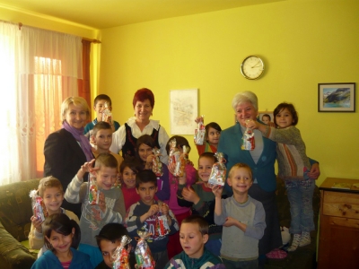 Adventi ajándékozás - Ez év advent első szombatján, egyesületünk pár tagjával ellátogattunk a Csernátoni Gyermekjogvédelmi kirendeltség kis lakóihoz. Már ismernek a gyermekek, hisz két éve, hogy a jelesebb ünnepeken felkeressük Őket és kis ajándékainkkal örömet szerezünk Nekük.A mult év folyamán jótékonysági kiállítást szerveztünk, Kilyén Katalin kezdeményezésére, festményeinek bemutatásával és eladásával. Volt még egy csoportos, ilyen jellegű kiállítás is, amelyek bevételével megajándékoztuk az otthon gyermekeit.Azóta mindig megígértetik velünk, hogy következő ünnepen is elmegyünk hozzuk.Idén is, Kilyén Katalin Ausztiában élő festőnő, Mikulásra és Karácsonyra is küldött számukra kis ajándékcsomagokat. A mikulásfiát most adtuk át és mi is megleptük Őket házi süteménnyel. Az ősz folyamán gyűjtött ruhacsomagokat is vittük magunkkal.Köszönetük jeléül rögtönzött kis műsorral, szavalatokkal, énekekkel kedveskedtek.Meghatódva búcsúztunk Tőlünk, és mondtuk, hogy karácsonykor ismét eljövünk.A nőegyesületünk pár tagja süteményeket készített és a Kézdivásárhely főterén, december 1-én, sorra kerülő I.Adventi ünnepély után, megkináltak egy csoport kisgyermeket.Szokásainkhoz híven, idén is minden egyes advent szombaton süteménnyel kináljuk majd az ünneplő gyermekeket.Fülöp Magdolna