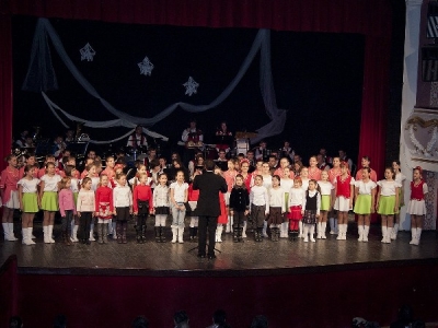 A Tanul�k Klubja f�v�szenekar�nak �s mazsorettcsoportj�nak kar�csonyi g�lam�sora - A Tanul�k Klubja f�v�szenekar�nak �s mazsorettcsoportj�nak kar�csonyi g�lam�sor�ra december 23-�n, vas�rnap 18 �rakor ker�l sor a Vigad� nagyterm�ben.