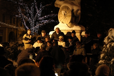 Adventi gyertyagy�jt�s harmadszor - A dermeszt� hideg ellen�re t�bb sz�z ember vett r�szt a harmadik adventi gyertyagy�jt�son, ahol a Vackor Napk�ziotthon �vod�sai, a Moln�r J�zsi�s �ltal�nos Iskola tanul�i, az Apor P�ter Szakk�z�piskola di�kjai �s a kantai egyh�zi k�rus mutatott be r�vid adventi m�sort. A gyerty�t Fej�r L�szl� �d�n k�pvisel� gy�jtotta meg, a pr�dik�ci�t Bodor Attila gyakorlati �ves kispap mondta.Mint minden szombaton, az adventi gyertyagy�jt�sra �sszegy�lt k�z�ns�get ez�ttal is H�lgyes P�l, kantai seg�dlelk�sz k�sz�nt�tte, majd �tadta a sz�t Fej�r L�szl� �d�n k�pvisel�nek, aki meggy�jtotta a harmadik gyerty�t, �s megosztotta gondolatait a jelenl�v�kkel. „Advent harmadik vas�rnapj�t nem v�letlen�l h�vj�k �r�mvas�rnapnak. Ezen a napon �nnepelj�k az �r J�zus Krisztus k�zels�g�t. M�r csak egy h�t, �s megj�n az angyal” – ind�totta gondolatait a k�pvisel�. Az el�lj�r� azt is hozz�tette, hogy ez az id�szak nem az aj�nd�kokr�l, a rohang�l�sr�l, a finom �telekr�l �s a kar�csonyf�r�l sz�l, hanem, mindenek el�tt Krisztus sz�let�s�r�l, a csal�d melegs�g�r�l �s a szeretetr�l is.Bodor Attila kispap pr�dik�ci�j�ban azt mondta: „Isten nem csak az �r�mben van jelen, nem csak a magass�gban, hanem lent a m�lys�gben, a pusztas�gban is. Igaz�n csak ott van jelen.” Az oktat�si int�zm�nyek tan�t�i ez�ttal is kitettek maguk�rt, az ovisok, kisiskol�sok �s k�z�piskol�sok mindannyian alkalomhoz ill� adventi m�sorral k�sz�ltek.Az adventi koszor� utols� gyerty�j�t december 22-�n, szombaton, 18 �r�t�l gy�jtj�k meg.