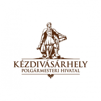 Negyedévi közös munkaülés a megye és a város vezetői között - Negyedévi munkaülését tartották meg Kovászna Megye Tanácsa és Kézdivásárhely Önkormányzata vezetői január 17-én, csütörtökön a városháza gyűléstermében. Napirenden volt a hulladékgazdálkodás, a megyei és városi gyerekvédelem és szociális rendszer, a kézdivásárhelyi öregotthon munkálatainak elkezdése, a hokipálya sorsa, de leszögezték a közös jeles események időpontjait is.Tamás Sándor, megyei tanácselnök múlt évben javasolta, hogy negyedévente közös munkaülést kéne tartania a megyei és a kézdivásárhelyi önkormányzat vezetőinek a hatékonyabb munkaritmus érdekében. Az első ilyen találkozót júliusban tartották, a második, a sűrű programok miatt, az év első hónapjára csúszott át. A két önkormányzat az olyan közös projektekről, megvalósításokról tárgyalt, amely Kézdivásárhelyt és egész Felső-Háromszéket érinti, és, amelyekben a megyei tanács is szerepet vállal anyagi vagy más támogatással. Így került napirendire a hulladékgazdálkodási terv, amelynek átrakóállomását Felső-Háromszékre tervezik, valamint a szociális rendszer jobbátétele is, amelyet jelenleg a megye igazgat. A kézdivásárhelyi két szociális központ rossz állapotban van, felújításra szorulnak. A rendőrséggel szembeni 2-es központ felújításának még a tavaly elkészült a megvalósíthatósági terve, de még nem bírálták el. Az 1-es központ korszerűsítésének megvalósíthatósági tervét a megye idei költségvetésébe foglalják bele - mondta Vass Mária, a Megyei Gyerekjogvédelmi Igazgatóság vezetője. A kézdivásárhelyi nevelőintézet indulásának 140. évfordulójára, október 12-re egy ünnepséggel készülnek a Szentkereszty Stephanie Egyesület és a Koordinációs Központ munkatársai, valószínűleg ekkor tartják a Székely Családok Napját, lesz szoboravató, és remélhetőleg a rendbetett udvaron fogadhatják majd a vendégeket - mondta Bálint Olga igazgatónő. Május 26-án, vasárnap az egyesület 10 éves évfordulóját is megünneplik. Terítékre került az öregotthon kérdése is, amelyet a városi kórház régi belgyógyászati épületében hoznának létre. A felújítást a kézdivásárhelyi önkormányzat, a működtetést a megyei tanács vállalta. Henning László, megyei alelnök szerint meg kell határozni az öregotthon optimális létszámát, másképp veszteséges lehet. A jégpálya befejezéséhez a számítások szerint 2,5 millió euróra lenne szükség, ezügyben februárban lesz újabb tárgyalás. Hosszabb beszélgetés tárgyát képezte az Incze László Céhtörténeti Múzeum további felújítása, amelynek tetőszerkezetét a nyár és ősz folyamán erősítették meg. A múzeumnál az udvar, a kiállítótér és a feljáró is teljes korszerűsítésre szorulna, ezt azonban ebben az évben nem tudják kivitelezni - vélték a vezetők. A munkálatokat az céhesvárosi önkormányzatnak kell megkezdenie, fel kell újítani a villanyvezeték-hálózatot, kijavítani a szobák falait és mennyezetét, ezt követően a megyei tanács vállalja a munkálatok befejezését, hogy egy teljesen modern múzeuma legyen Kézdivásárhelynek. Szó esett még néhány emlékrendezvényről is: Turóczi Mózes születésének 200. évfordulóját január 26-án, szombaton, Molnár Józsiás halálának 110. évfordulóját pedig március 15-én ünneplik a céhesvárosban. Ősz elejére Kolonics emlékünnepséget tervez a megye és a város közösen. Az ülés végén tárgyaltak a SMURD garázsok felépítéséről, valamint a sportok támogatásáról is. Utóbbinál egyharmad részben kell hozzájárulnia mind a városnak, mind a megyének, mind pedig a szakosztálynak az éves költségvetésbe.