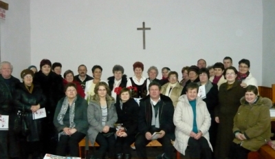 K�zdiv�s�rhelyi N�k Egyes�let�nek tev�kenys�gei Janu�r - Febru�r 2013 - Janu�r 12-�n a helyi term�sv�s�ron vett�nk r�szt, h�zi s�tem�nyeket �s kisebb k�zimunk�kat vitt�nk �s a bev�telb�l majd megaj�nd�kozzuk az �rv�kat.Janu�r k�zep�t�l k�sz�tett�k el� a kis receptesf�zet�nket, amelyben a jeles �nnepeink hagyom�nyos, finom �tkeit, s�tem�nyeit:Febru�r 2-�n hagyom�ny�rz� farsangi b�lt szervezt�nk a Bujdos� vend�gl�ben.B�bu�get�sre, tombola nyerem�nyek sorsol�s�ra ker�lt sor �s sok-sok �tletes maszk�t k�sz�tettek �s viseltek az egyes�let tagjai �s megh�vottjaink. J�ttek a gyermekek, unok�k, akik szint�n fel�lt�ztek karnev�losan �s �tvett�k az �nnepi hangulatot, j�l �rezt�k magukat. J� kedvvel, der�s m�k�z�ssal �gett�k el a rosszat �s m�r sokan eld�nt�tt�k, hogy mit fogunk felvenni a 2014-es farsangon.Febru�r 9-�n a f�t�ri term�kv�s�ron vett�nk r�szt ism�t �s h�zi s�tem�nyeket �s zs�ros kenyeret �rt�kes�tett�nk, szint�n az �rva gyermekek h�sv�ti aj�nd�koz�s�ra gy�jt�tt�nk p�nzt. A havas es�, hideg ellen�re meleg te�val melegedve, a t�szt�kat betakarva siker�lt p�r lejt �sszehozni.Febru�r 11-�n a Betegek Vil�gnapj�n, a k�zdiv�s�rhelyi k�rh�z betegeinek szervezett mise ut�n s�tem�nnyel kin�ltuk a jelenl�v�ket.Febru�r 17-�n K�zdiszentkereszten voltunk az ottani n�egyes�let tagjaival tal�lkoztunk �s bemutattuk a 'Gyermekkori �zek nagyany� konyh�j�b�l' c�m� hagyom�nyos �teleink receptesf�zet�t.Most k�sz�l�nk m�rcius 9-�n a n�napi �nnep�nkre, amit a Bujdos� vend�gl�ban tartunk, a m�rcius 16-�n sorra ker�l� receptesf�zet�nk bemutat�j�ra. Ugyancsak itt �s akkor szervezz�k meg, Para M�ria c�merki�ll�t�s�t is, valamint a receptgy�jtem�ny�nkb�l j� p�r s�tem�ny&nbsp; ki�ll�t�s�t.F�l�p Magdolna