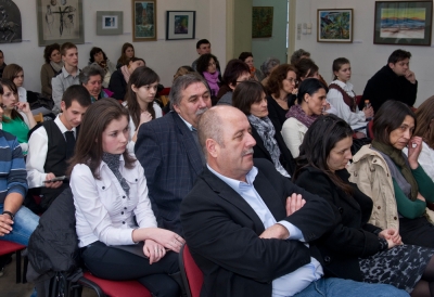 Ugron N�ra nyerte a di�ksz�nokversenyt - Ugron N�ra, a Nagy M�zes Elm�leti L�ceum XII. oszt�lyos tanul�ja nyerte a IX. Z�g M�rcius sz�nokversenyt, amelyet m�rcius 12-�n, kedden tartottak az Incze L�szl� C�ht�rt�neti M�zeumban. A versenyre 18 di�k jelentkezett be, minden k�z�piskola k�pviseltette mag�t. K�l�nd�jban r�szes�lt Fe�r �va, a Nagy M�zes Elm�leti L�ceum di�kja, aki a m�rcius 15-i d�szvacsor�n mondhatja el sz�noklat�t a testv�rv�rosi vend�geknek.Dics�retet kapott Deszke Kriszta Bea, a Bod P�ter Tan�t�k�pz� tanul�ja, harmadik d�jas lett Constandache Eszter, a Nagy M�zes Elm�leti L�ceum di�kja. M�sodik d�jban r�szes�lt Bart�k Botond, a Reform�tus Koll�gium tanul�ja. Bart�k Botond egyben Kolcs�r J�zsefnek, a V�rosi Sz�nh�z m�v�szeti igazgat�j�nak k�l�nd�j�t is megkapta, ami azt jelenti, hogy az �ltala rendezett m�rcius 15-i g�lam�sorban elmondhatja sz�noklat�t. Az els� d�jas Ugron N�ra a d�lel�tti megeml�kez�sen fogja megism�telni besz�d�t.A Z�g M�rcius sz�nokversenyt kilencedik alkalommal szervezte meg a k�zdiv�s�rhelyi RMDSZ. A zs�ri tagjai Kolcs�r J�zsef, a k�zdiv�s�rhelyi V�rosi Sz�nh�z igazgat�ja, Deme R�bert sz�nm�v�sz �s M�nessy Kinga sajt�referens voltak.Fot�k: Tof�n Levente