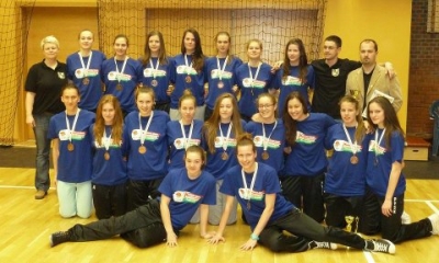 Junior n�i kos�rlabda d�nt� Budapesten k�zdiv�s�rhelyi szerepl�kkel - Budapesten zajlott m�rcius 20-22 k�z�tt a junior (U18) �s Magyar n�i kos�rlabda bajnoks�g d�nt� torn�ja. A bajnoks�g 26 csapat r�szv�tel�vel indult teremtorna rendszerbe zajlott �s a v�g�n 8 csapat jutott ki a&nbsp; d�nt�re. A d�nt�nek h�rom k�zdiv�s�rhelyi szerepl�je is volt Domokos R�ka, Demeter Hanna �s L�n�rt Paula szem�ly�ben, akik a P�cs-i PVSK sz�neit k�pviselt�k. Egy sz�nvonalas torna volt, amely kies�si rendszerben zajlott. Minden csapat 3-3 m�rk�z�st j�tszott �s amelyik csapat kikapott valamely f�zisban, az nem jutott tov�bb a bajnoks�g fels�bb szakasz�ba. A PVSK k�t m�rk�z�st nyert �s egyet elvesztett, �gy a v�g�n harmadik helyen v�gzett a Budapest-i Vasas �s a Sopron-i Darazsak ut�n. A k�zdiv�s�rhelyi l�nyok j�l szerepeltek a soproniak ellen a m�sodik negyedben, j� �t percig egyszerre mindh�rman a p�ly�n voltak. Egy�ni teljes�tm�ny�k szerint L�n�rt Paula �sszesen 30 ponttal, Demeter Hanna 11 ponttal, Domokokos R�ka 4 ponttal j�rult hozz� a p�csi bronz �remhez.Eredm�nyekVasas Akad�mia - Atomer�m� KSC Szeksz�rd 85 - 82BSE Budapest - Ny�regyh�z-i FSE-NyKS 69 - 61PVSK P�cs - Csata D.S.E. Budapest 77 - 63Soproni Darazsak Akad�mia - Szolnoki M�V SE 95 - 48Atomer�m� KSC Szeksz�rd - Ny�regyh�z-i FSE-NyKS 68 - 58Csata D.S.E. Budapest - Szolnoki M�V SE 75 - 40El�d�nt� 1: Vasas Akad�mia - BSE 62 - 49El�d�nt� 2: PVSK Pecs - Soproni Darazsak Akad�mia 64 - 747-8 hely Ny�regyh�za FSE-NyKS - Szolnoki M�V SE 62 - 425-6 hely Atomer�m� KSC Szeksz�rd - Csata D.S.E. 59 - 773-4 hely BSE Budapest - PVSK-PEAC 49 - 581-2 hely Vasas Akad�mia Budapest - Soproni Darazsak Akad�mia 63 - 50T�bl�zat1. Vasas2. Sopron3. P�cs4. BSE Budapest5. Csata DSE Budapest6. Szeksz�rd7. Ny�regyh�za8. Szolnok