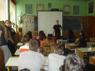 Rendhagy� oktat�s a Tur�czi M�zes iskol�ban - �prilis 2-�n a k�zdiv�s�rhelyi Tur�czi M�zes Gimn�zium n�h�ny oszt�ly�nak sz�rakoztat� �s rendhagy� oktat�sban volt r�sze a Z�ld Nap Egyes�let n�h�ny tagj�nak k�zbenj�r�s�val (R�duly Attila, Ieva Brikmane, Emmanuelle Baillet, Ivassenko Elaine �s Gema Puerma Castillo).Az esem�nyen k�sz�lt fot�k megtekinthet�k a Z�ld Nap Egyes�let facebook oldal�n!A tev�kenys�g kora reggel kezdod�tt, 8 �rakor tal�lkoztunk az iskola bej�rat�n�l �s egyenesen egy oszt�lyterembe ment�nk. Egy 20-as l�tsz�m� 8-ik oszt�llyal kezdt�nk, ahol 14 �ves di�kok tanulnak. A lelkesed�s �s energiaszint nagyj�b�l hasonl� szint� volt a k�l�nb�z� oszt�lyokban. Az �ra azzal kezd�d�tt, hogy R�duly Attila bemutatta a sz�l�haz�nkat, orsz�gainkat a di�koknak. Megk�rt egy di�kot, hogy rajzolja fel Eur�pa t�rk�p�t a t�bl�ra. A bemutatkoz�s �s az el�ad�s alatt a di�kok arc�n intenz�v �rdekl�d�s t�kr�z�d�tt. A legfontosabb el�ad�st�ma a Nemere �tja �s a ker�kp�rutak voltak, valamint a ker�kp�r t�rt�nete, el�nyei �s a biztons�gos ker�kp�roz�s. Enn�l a r�szn�l a gyerekek nagyon akt�vak voltak. Az el�ad�s k�zben tartottunk egy r�vid sz�netet, amikor is egy dinamikus j�t�kot j�tsz�dtunk a di�kokkal. Ez a j�t�k volt az, amit meg�rkez�s�nkkor a felk�sz�t� tr�ning ideje alatt tanultunk.A m�sodik oszt�lyban, ahov� bement�nk, 26 hetedik oszt�lyos, 13 �ves di�k tanult. N�luk a di�kok nagyon sok k�rd�st tettek fel a Z�ld Nap Egyes�let �nk�nteseinek a sz�l�haz�nkra, orsz�gunkra vonatkoz�lag, ugyanakkor nagy volt az �rdekl�d�s az anyanyelv�nk ir�nt is. A di�kok itt is akt�vak voltak a bemutat�k ideje alatt.Az utols� oszt�lyban, ahov� bement�nk hatodik oszt�lyos di�kok (12 �vesek) tanultak, kb. 30-as l�tsz�mmal. Ebben az oszt�lyban nem haszn�ltuk a kivet�t�t, csak mes�lt�nk a sz�l�haz�nkr�l, a di�kok pedig sok k�rd�st tettek fel nek�nk. �gy t�nt, nagyon �rdekli �ket Franciaorsz�g. Ehhez hasonl� k�rd�seket k�rdeztek: J�rtatok az Eiffel toronyn�l az id�n? Mikor lesz a Real Madrid - Barcelona m�rk�z�s? Mi a legfontosabb l�tnival� a turist�k sz�m�ra Lettorsz�gban? Mi nem tetszik nek�nk Rom�ni�ban?Ezeknek a di�koknak lehet�s�g�k ny�lt, hogy egy kiss� megismerhess�k a mi kult�r�nkat is, t�bbet tanulhassanak a ker�kp�rokr�l, a Nemere �tj�r�l, �s nem utols� sorban, gyakorolhass�k angol nyelvtud�sukat.Szerz�: Gema Puerma CastilloFord�totta: P�ter Csilla