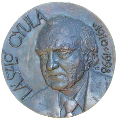 K�nyvki�ll�t�s L�szl� Gyula eml�k�re - A B�r� Wessel�nyi Mikl�s V�rosi K�nyvt�rban 2013. �prilis 16-30 k�z�tt, k�nyvki�ll�t�s tekinthet� meg L�szl� Gyula (1910-1998) hal�l�nak 15. �vfordul�ja tisztelet�re.