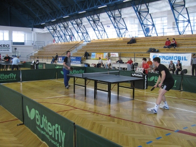 Asztalitenisz bajnoks�g - K�zdiv�s�rhely Polg�rmesteri Hivatal�nak sportirod�ja asztalitenisz bajnoks�got szervez az asztalitenisz iskola n�vend�kei sz�m�ra �s ezt k�vet�en amat�r feln�tteknek!�prilis 25-�n, cs�t�rt�k�n 14 �r�t�l a di�kok, 16 �r�t�l a feln�ttek �llhatnak asztalhoz a v�rosi sportcsarnokban.Kocsis Zolt�n, sportiroda vezet�