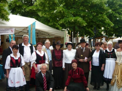 A Gy�ngy�si v�s�ron a N�i Egyes�let - 2013 m�jus 12-�n a K�zdiv�s�rhelyi N�k Egyes�let�nek tagjaival r�szt vett�nk a Gy�ngy�s V�ros Napj�n, a Gy�ngy�s V�ros Bar�tainak K�re �s a M�ves Kal�ka Kultur�lis Egyes�let �ltal megszervezett XIX. sz�zadi piacon �s Magyarok v�s�r�n.M�jus 11-�n �rkezt�nk meg �s Bal�zs Ern� eln�k �r lak�s�n�l, a Bar�ti K�r tagjai, nagy szeretettel fogadtak minket.A k�t egyes�let tagjai imm�r �t�dik �ve tartjuk a kapcsolatot, k�l�nb�z� rendezv�nyekre h�vjuk �s fogadjuk egym�st.Kedves csal�dokn�l voltunk elsz�ll�solva a Gy�ngy�s v�ros Bar�tainak K�re tagjai: Bal�zs Ern� �s Kl�ra, Bolyky J�zsef �s M�ria, Cs�pe Gy�rgy �s Anna, V�ghn� Katalin, B�rcesi �got��k, Marosv�lgyi Csaba �s Rag�n� Jolika fogadtak minket.Az els� nap m�r r�szt vett�nk A Kort�rs Pal�c T�jh�z, vagyis a gy�ngy�si KOPATA felavat�s�n. A Kossuth utc�r�l ny�l� csaknem sz�z �ves h�z k�ls� fal�n hagyom�nyos pal�c mot�vumok hirdetik az �p�let k�l�nlegess�g�t. Zsarn�czky Martin Bal�zs, a t�jh�z meg�lmod�ja �s megval�s�t�ja elmondta: azt szeretn�, ha a KOPATA a v�ros �j, k�z�ss�gi �s turisztikai gy�ngyszeme lehetne.A KOPATA n�pm�v�szek �s kort�rs m�v�szek alkot�h�zak�nt, valamint ki�ll�t�terek�nt m�k�dik majd, ahol a helyiek mellett m�s hazai, illetve k�lf�ldi alkot�k is bemutatkozhatnak. A h�z alkalmas lesz egy�b m�s rendezv�nyek �s programok megtart�s�ra is. Este k�z�s borpincei mulats�gon vett�nk r�szt.M�jus 12-�n reggel megny�lott a XIX. sz�zadi piac, ahol kisb�r�, kiki�lt�k, gy�k�nyen �rul� v�s�roz�k, k�zm�vesek, csep�r�g�k, asszonys�gok �s leg�nyek, sz�nh�z, zene �s n�tasz�, j�t�k �s m�ka kicsiknek fogadta a v�s�ri forgatagba j�v�ket. Mi �s Gy�ngy�starja falva apraja nagyja, d�szmegh�vottak voltunk. Sz�kelyruh�ban, sz�kelyz�szl�val, saj�t z�szl�nkkal j�tt�nk. Bar�taink saj�t s�trat b�ztos�tottak nek�nk, ahov� vitt�nk egy kis darab sz�kelyf�ldet: k�zimunk�kat, s�tem�nyeinket, sz�kelyp�link�t, kis sz�kelykaput, receptes-�s �nekk�nyvet, sz�kelyz�szl�kat, K�zdiv�s�rhely z�szlaj�t.Felvonultunk mi is, a sz�npomp�s, korah� ruh�kban �s n�pi viseletekben d�szelg� v�rosvezet�k �s h�zigazd�ink oldal�n. Felejthetetlen �lm�ny volt r�szt venni egy ilyen jeles rendezv�nyen �s ismerets�geket k�tni, a gazdag �nnepi m�sort megtekinteni. Ezut�n az a nagy megtiszteltet�s �rt, hogy ott lehett�nk a v�rosh�za d�szterm�ben, ahol dr. Mis�czki Lajos vehette �t a Pro Civitate kit�ntet�st, ami egyben a Gy�ngy�s d�szpolg�ra c�m visel�s�re is jogos�t.Este 19:30 �r�t�l r�szt vett�nk V�rosnapi hangversenyen a Szent Bertalan-templomban.H�tf�n megtekinthett�k az Orczy-kast�ly, M�trai M�zeumot. Este a sz�munkra szervezett b�cs�vacsor�n k�sz�nt�k meg kedves vend�gl�t�inknak a lehet�s�get, hogy elmehett�nk a v�ros �nnep�ly�re, hogy ism�t l�lekben gazdagabbak lett�nk, hogy felejthetelen �lm�nyekkel t�rhet�nk haza, er�t gy�jtve a tal�lkoz�s sz�ps�geib�l az elk�vetkez� h�napokra. Megh�vtuk a Bar�ti K�r tagjait mi is a K�zdiv�s�rhelyi Sokadalomra, hogy jelenl�t�kkel tegy�k �jra szebb� majd az itteni v�s�ri hangulatot.F�l�p Magdolna