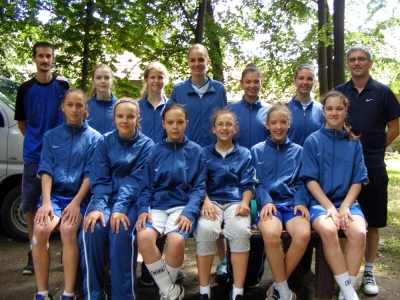 Elsők a KSE lányai az U14-es lánykosárlabda bajnokság B kategóriájának teremtornáján - Véget ért a országos U14-es lánykosárlabda bajnokság B kategóriájának teremtornája. A KSE lányai nagyszerű játékkal simán megnyertek mind az 5 mérkőzésüket, így a tornán 1. helyen, összetettben pedig országos 9-ik helyen végeztek.A csapat: Voloncs Orsolya, Bimbó Eszter, Tollvaj Beáta, Varga Anita, Bartók Rita, Csurulya Helga, Barbu Bianca, Harpa Mara, Chelaru Andrea, Mátyus Anita, Biszak Boglárka, Rendy Hanna. Edzők: Farkas Alpár, Ferencz Szabolcs.A torna rangsora:1. KSE 10p2. Gyulafehérvár-i SPL 9p3. Konstanca-i ISK 7p4. Kolozsvár-i For You 6p5. Ploiesti-i ISK 6p6. Raptor's Bukarest 5pMérkőzések eredményei:1. forduló - Péntek 2013 Május 2409:00 LPS Gyulafehérvár - CSS Konstanca 51-3610:45 For You Kolozsvár - CSS Ploiesti 41-3712:30 Raptors - KSE Kézdivásárhely 28-802. forduló - Péntek 2013 Május 2416:00 Css Ploiesti - LPS Gyulafehérvár 31-3717:45 KSE Kézdivásárhely - For You Kolozsvár 77-5019:30 CSS Konstanca - Raptors 59-433. forduló - Szombat 2013 Május 2508:00 Raptors - For You Kolozsvár 40-4709:45 LPS Gyulafehérvár - KSE Kézdivásárhely 44-5411:30 CSS Konstanca - CSS Ploiesti 44-644. forduló - Szombat 2013 Május 2516:30 KSE Kézdivásárhely - CSS Konstanca 56-3818:15 For You Kolozsvár - LPS Gyulafehérvár 47-5320:00 CSS Ploiesti - Raptors 59-285. forduló - Vasárnap 2013 Május 2609:00 CSS Konstanca - For You Kolozsvár 20-0 (távolmaradt)11:00 CSS Ploiesti - KSE Kézdivásárhely 49-6213:00 Raptors - LPS Gyulafehérvár 25-47