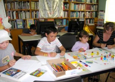 Gyermeknap a k�nyvt�rban - A k�zdiv�s�rhelyi B�r� Wessel�nyi Mikl�s V�rosi K�nyvt�rban 2013. j�nius 1-�n, szombaton 10-13 �ra k�z�tt gyermeknapi rendezv�nyre h�vjuk az �rdekl�d�ket. A Gyermeknap tev�kenys�ge: meseolvas�s, meseillusztr�ci� k�sz�t�se, gyurm�z�s, k�fest�s, lufirajz k�sz�t�se.