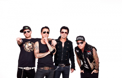Hooligans koncert vas�rnap este - Hooligans koncert szeptember 1., vas�rnap este 21.30 �rakor.A Hulig�nok nevet visel� magyar pop rock egy�ttes k�t alap�t� tagja, Kiss Endre �s T�th Tibor m�r 9 �ves korukban a sz�npad rabjai lettek, k�s�bb Dance n�ven zenekaruk 40 ezer ember el�tt l�pett fel Rom�ni�ban, a kilencvenes �vek elej�n. Az igazi 'hulig�n' �let �s hangz�s azonban 1997-ben indult �tj�ra, s az�ta - a megpr�b�ltat�sok ellen�re - karrier�k t�retlen�l felfele �vel. A Scorpions el�zenekarak�nt is felvillantak a Budapesti Sportcsarnokban, m�r kilenc nagylemezt tudhatnak maguk�nak, �s Magyarorsz�g egyik legn�pszer�bb zenei form�ci�j�nak sz�m�tanak. Ehhez bizonyosan hozz�j�rul a j�l bev�lt tetk�s, rosszfi�s rocker-im�zs, �s Csipa rekedtes hangsz�ne is, ami - f�k�nt a h�lgyek k�r�ben - minden fell�p�skor osztatlan sikert arat. A Kir�lyl�ny, Szabadon, Ill�zi�, K�zdj az �lmod�rt, J�tszom vagy a Hotel M�mor sl�gerek mind bele�v�dtak a Hooligans-rajong�kba, a n�i sz�vek pedig akkor dobbannak igaz�n, amikor Csipa kimondja: 'minden f�rfi asszony n�lk�l f�lember csup�n'. A sz�npadra vitt energi�juk rendszerint minden buli alkalm�val a k�z�ns�gre is �tragad, �gy nem marad m�s h�tra, mint cs�polva, teli torokkal harsogni vel�k legnagyobb sl�gereiket.