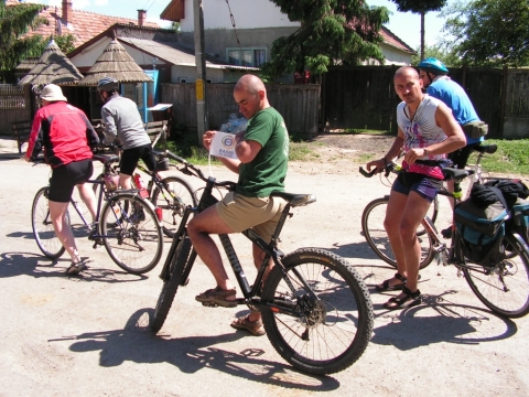 Ker�kp�rt�ra a Nemere �tj�n - Fels�h�romsz�k z�ld �tvonal�n - K�zdiv�s�rhely Polg�rmesteri Hivatal�nak sportirod�ja ker�kp�rt�r�t szervez a Nemere �tj�n (Fels�h�romsz�k z�ld �tvonala), a K�zdiv�s�rhely - Ika v�r t�von. Erre az alkalomra szeretettel v�runk minden �rdekl�d�t, a 14 �ven aluli szem�lyekt�l sz�l�i �r�sos nyilatkozatot k�r�nk.Indul�s j�lius 25-�n, cs�t�rt�k�n 8 �r�t�l a v�rosi sportcsarnokt�l.�rdekl�dni, jelentkezni a 0754 646744-es sz�mon lehet Kocsis Zolt�n sportiroda vezet�n�l.Fot�:&nbsp;Gurul� r�di�