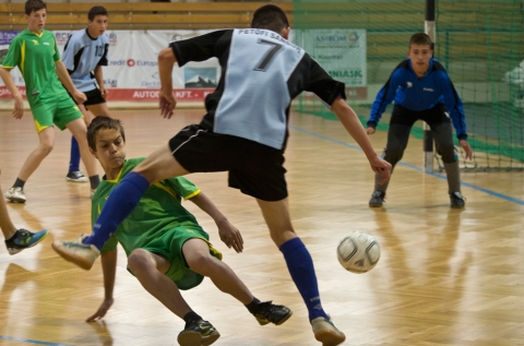 �j csoport indul a k�zdiv�s�rhelyi Labdar�g� Iskol�ban - K�zdiv�s�rhely Polg�rmesteri Hivatal�nak sportirod�ja az �rdekl�d�k tudom�s�ra hozza, hogy szeptembert�l �j csoport indul a k�zdiv�s�rhelyi Labdar�g� Iskol�ban.Szeretettel v�rjuk a 2005-2006-2007-ben sz�letett gyermekek jelentkez�s�t.�rdekl�dni, iratkozni Kocsis Zolt�n sportiroda vezet�n�l lehet augusztus 20-ig a 0754646744-es telefonsz�mon.Fot�: Tof�n Levente