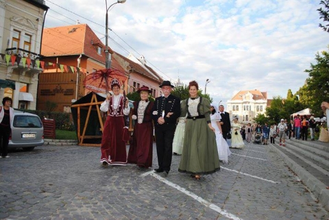 Azért vannak a jó barátok! - az Őszi Sokadalom margójára - Három csodálatos nap a XIX.században, a Gyöngyös Város Barátainak köre tagjaival - Századokon keresztül mindig érdekelte az emberiséget a jövő. Fantáziáltak, elmélkedtek - Mi lesz a 2000- ben? Milyen lesz a XXI. Század?Most visszatekintve 2 évszázadot, legalább olyan érdekes, mint az előre kutakodás.Mi a XIX. Századot céloztuk meg és megpróbáltuk e kor hangulatát idézni.Most második alkalommal szerveztük meg a XIX.századi piackorkép rendezvényünket, amiről a gyöngyösi barátainktól hallottunk és vettünk át. Az idén sikerült kijutnunk első alkalommal a Gyöngyösön szervezett szép ünnepélyükre. Igaz jóval gazdagabb volt, mint a miénk, hisz a város és közeli falvak közös ünnepélye volt, sok-sok programmmal, így felejthetetlen élményekkel, tértünk haza, sokat tanultunk, jól szórakoztunk.Hál Istennek az idén is el tudtak jönni barátaink, hozzánk másodszor is, hogy szebbé, színesebbé varázsolják a rendezvényt. Szép ruhájukkal tavaly is meghódították a közönséget és most ismét bepillantást nyertünk általuk, az 1800-as évek ruhavisaletébe, visszautazhattunk időben 2 századot, felejtve a rohanó hétköznapokat.Köszönjük Nektek kedves barátaink, hogy itt voltatok! Köszönöm külön Balázs Ernő elnök úrnak, hogy ismét megszervezte és elhozta ide Gyöngyös város küldöttségét. Szombaton reggel együtt kirándultunk el a Gábor Áron falujába, Bereckbe, hogy a szülőházának megtekintése, a híres ágyúöntőről hallottakkal, hangolódjunk rá a közös XIX. Századi utunkra.Rendezvényünk egy kézimunka kiállítással indult, amihez az anyagot a Nőegyesületünk tagjai varrták, festették, horgolták, bogozták, kötötték, himezték. A mintákat, anyáink, nagyanyáink kézimunkáiról vették át, vagy a modernebbeket maguk tervezték.Köszönet a sok munkáért, az egyesület aktív tagjainak, amit az utóbbi időben végeztek a székhelyünkön. Hisz a főtérünk, a piactér, a sokadalom alkalmával, ama a sok kis zászlóval volt díszítve amit Ők, mi készítettünk. Ez is a kiállításunkhoz tartozott. A Vigadó kiállítótermében volt hímzett ruha, makramé, irásos, a mi zászlónk, ami az idén készült el, horgolt remekművek, hobby tárgyak, festmények, üveg és papírcsodák, amit ajándéknak vagy saját házunk díszítésére alkottunk, alkottak.A kézimunkák is bizonyították, hogy van élet az egyesületben, őrizzük a hagyományt, bevisszük a régi mintákat a modernebb ruhadarabokba is, hadd láthassák a fiatalabbak is.Még a továbbadásáról is gondoskodunk, hisz most, júliusban zajlott le egy alkotótábor az Pajkosan alkotni és tanulni pályázatunk, melyen 21 kisiskolás vett részt, sokat dolgoztak, alkottak, játszottak és a sok szép munkájukból kiállítást is hoztunk össze.A mostani kiállításra lányok-asszonyok még tésztákat, süteményeket is készítettek, melyekből kóstolni is lehetett a sátrunknál. Köszönjük a tevékeny szorgos egyesületi tagoknak a sok finom sütit.A fözőcsapatunk a pityókafőző-versenyen, most is, már a 3. alkalommal nyerte el az I. Díjat!Ezuttal gratulálunk a csapattagoknak!A megnyítónkra legífjabb tagjaink kis versikékkel készültek: Bagoly Anaballa, Kertész Andrea, Vargha Péter és vendég szereplőink Ferencz Hedvig és Kónya Karola, szép zeneszámot hoztak, erre az alkalomra is. Márkos Zsolt kis viccmondó, az egészséges székely humorával, jó előadókészségével elkápráztatta most is közönséget.A gyöngyösi barátaink az idén is gyönyörű ruhákban álltak mellettünk a városi korzózásunkon, valamint a Molnár Józsiás parkban sorra kerülő kis műsorunkon, amelyen a fúvószenéről Gyergyai Barna tanár úr gondoskodott, velünk tartottak a Zöld Nap Egyesület tagjai is.Vasárnap folytatódott az időutazás Zabolára, ahol a Mikes Kastély adott újabb lehetőséget a múltbeli sétára. A romantukus, szép felújított kastély és nyugalmat sugalmazó, sok történelmi viszontagságot megért kastélykert, lenyűgözött minket és barátainkat egyaránt, felejthetetlen élményt nyújtva számunkra. Csodálattal és meghatódva hallgattunk Mikes Katalin grófnő múltat idéző elbeszélését, szinte nem hittük el, hogy igaz, hogy lehetőséget kaptunk, e minket megtisztelő fogadásra.Innen, Kovásznára, az üdülőhelység borvízeit kóstólni és a pokolsár megtekintésére, indultunk. Komandó következett, az ősi, székely falucska, mely tartja a magyarságát időtlen-idők óta. Lassan egy-egy háztáj, régi épület belefáradt már a felújítási várakozásba és megroggyant, az idő vasfoga megrongálta, de sok szép karbantartott portát, épületet is láttunk. Itt a múzeum nyújtott betekintést a falu lakóinak multjába, szokásaiba, munkalehetőségébe, lakberendezésükbe, ruházatába, szerszámaiba.Hétfön Torjára látogattunk, ahol a kis parkban a település leghíresebb szülötte, báró Apor Péter (1676-1752), a Metamorphosis Transilvaniae szerzőjének több mint kétszáz kg-os bronz mellszobrát, Miholcsa József szobrászművész alkotását tekintettük meg.A két szemben álló szobor Árpád Fejedelem szobra és az Apor Péter báróé szintén segített a korban való visszautazásunkban.A gyöngyösi vendégeinktől, az István Sándor népművész, faragómester Torján lévő tájházánál búcsúztunk el és léptünk vissza e jelenvaló rohanó világunkba.Köszönet minden segítőkész szponzornak és vendégeinknek, hogy másodikszor is sikeres utazást tettünk a múlt rejtekeibe, erősítve a két egyesület baráti kötelékeit.Kézdivásárhelyi Nők EgyesületeFülöp Magdolna