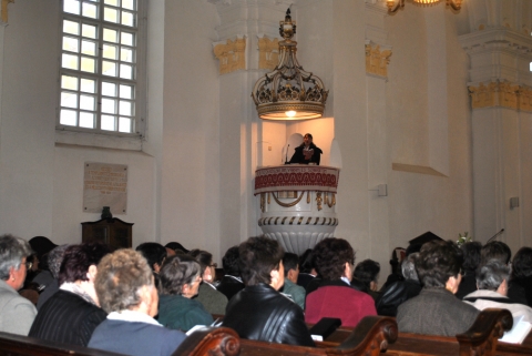Sz�kelyf�ldi R�gi�s Konferencia - Ne v�lj, v�ltoztass! - K�zdi-Orbai Reform�tus Egyh�zmegye N�sz�vets�ge szervez�s�ben szeptember 21.-�n ker�lt sor a Sz�kelyf�ldi R�gi�s Konferenci�ra, aminek a K�zdiv�s�rhelyi Reform�tus Egyh�zk�zs�g �s annak N�sz�vets�ge adott helyett. A tal�lkoz� Beder Imre helyb�li reform�tus lelkip�sztor k�sz�nt�j�vel, majd ezt k�vet�en T�th Anna lelk�szn�, a Sz�kelyf�ldi R�gi� N�sz�vets�gi eln�ke �ltal tartott igehirdet�ssel vette kezdet�t. Az igehirdet�s megalapozta a konferencia t�m�j�t, ami ez�ttal a csal�d volt, mott�ja pedig 'F�lkelnek el�tte fiai, �s boldognak mondj�k, ura pedig �gy dics�ri: Sok n� v�gez der�k munk�t, de te fel�lm�lod mindegyiket! Csal�ka a b�j, muland� a sz�ps�g, de az Urat f�l� asszony dics�retre m�lt�.' P�ld. 31,28-30Az igehirdet�st k�vet�en Orb�n Judit aleln�kn� seregszeml�re sz�l�totta a jelenl�v�ket. Kider�lt, hogy a konferenci�n az Udvarhelyi, Sepsi, Erd�vid�ki, Brass�i, illetve a h�zigazda K�zdi-Orbai Reform�tus Egyh�zmegy�k k�pviselet�ben 230 asszony vett r�szt. Bard�cz T�mea a K�zdi-Orbai Reform�tus Egyh�zmegye N�sz�vets�g�nek eln�kn�je rem�ny�t fejezte ki, hogy a mai tal�lkoz�, 'a tal�lkoz�s �r�m�n t�l, a t�ltekez�s alkalma' is lesz minden r�sztvev� sz�m�ra. A seregszeml�t egy f�l�r�s sz�net k�vette, ahol a n�sz�vets�gi tagok tea, s�tem�ny, �sv�nyv�z �s k�v� fogyaszt�sa k�zben ismerkedtek, besz�lgettek egym�ssal.A konferencia m�sodik r�sz�ben Beke Bor�ka Karatnai lelkip�sztorn� tartott egy nagyon tartalmas, k�z�rthet� �s hasznos p�ld�kat mag�ba foglal� el�ad�st 'Szakadoznak a k�tel�kek?' c�mmel. Az el�ad�sban a csal�dokban el�bukkan� konfliktusokr�l is sz� esett �s a mai divatosnak t�n� rossz megold�s helyett az el�ad� azt tan�csolta a hallgat�s�gnak, hogy 'ne v�ljanak, hanem v�ltoztassanak' az �let�k�n. A f�el�ad�s ut�n bemutat�kra ker�lt sor. Tat�r Anna az Egyh�zker�leti N�sz�vets�g r�sz�r�l a Bethlen kast�ly helyzet�r�l t�j�koztatta az �rdekl�d�ket, majd Kozma Ferenc a Bonus Pastor Alap�tv�ny k�pviselet�ben a szenved�lybetegs�gb�l val� szabadul�s lehet�s�g�r�l sz�lt, �s v�g�l T�th Anna a H�romsz�ki Diak�nia tev�kenys�g�t, ismertette.Az el�ad�sok v�gezt�vel az eb�d ideje alatt ism�t lehet�s�g ad�dott az ismerked�sre, besz�lget�sre.